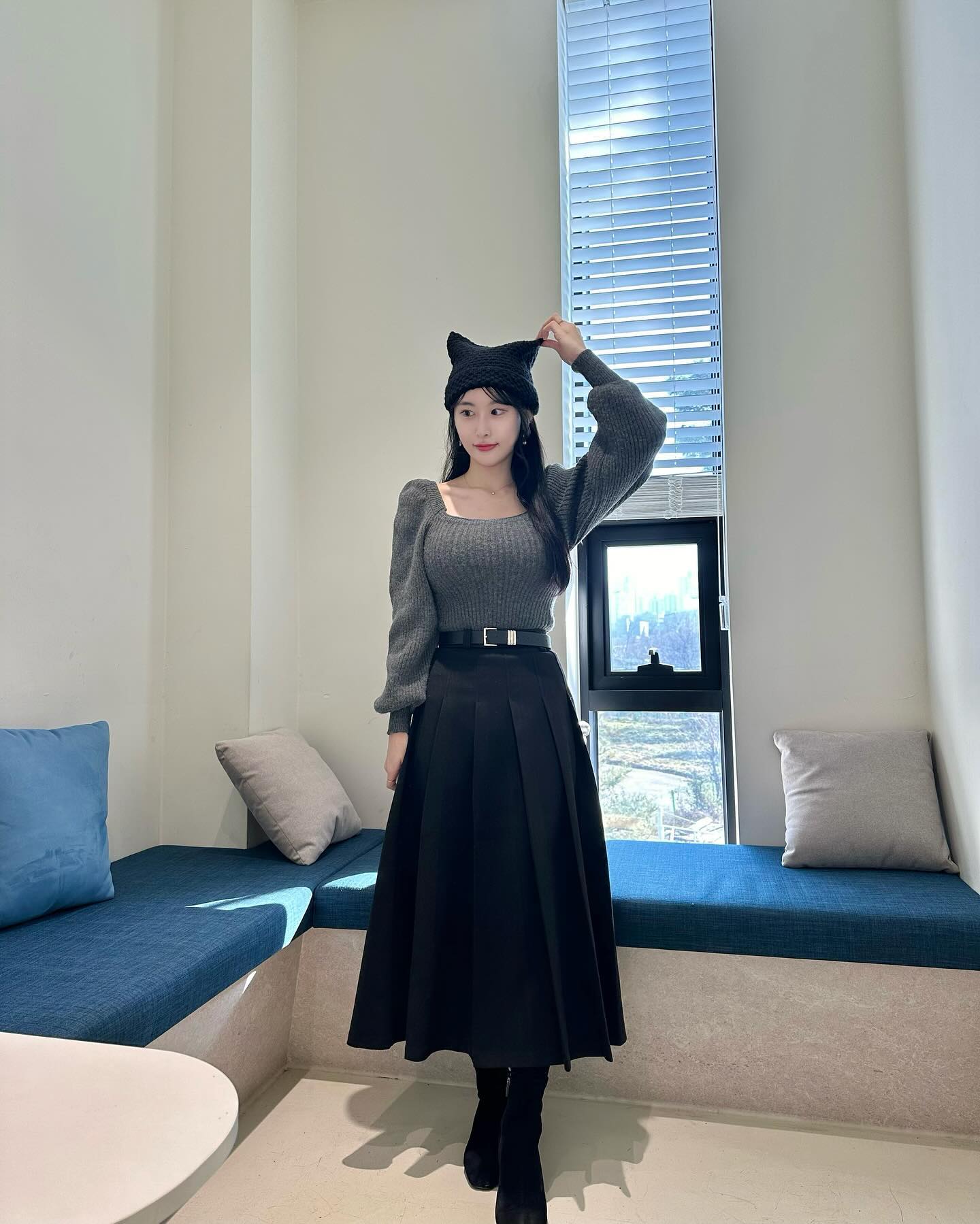 #AD #협찬 #광고 

🔸커먼유니크 - 피치 기모 벨트 세트 플리츠 롱 스커트

겉감과 안감 모두 기모 처리 되어 겨울 내내 
포근하면서 따스한 무드로 착용되는 스커트예요!
트렌디한 디자인의 벨트가 세트로 구성되어 있어 
따로 또 같이 활용하기 좋았어요~
베이직하게 옷장에 하나 쯤은 있어야하는 스커트 강추🖤

✔️롱한 기장감으로 자연스레 하체의 군살을 커버 
✔️와이드한 플리츠 라인으로 깔끔한 실루엣 연출 
✔️볼륨감있는 라인을 연출해주는 백 라인 다트 디테일 
✔️백 라인에 더해진 콘솔 지퍼로 간편한 오픈 클로징 
✔️실키한 안감이 더해져 있지 않지만 기모 처리로 
까슬거림 없이 부드럽게 착용되는 아이템 
✔️겨울 내내 따뜻하게 착용하기 좋은 두터운 두께감

#커먼유니크 #commonunique #패션스타그램 #스트릿패션 #패션 #데일리룩 #데일리룩코디 #쇼핑몰추천 #kfashion