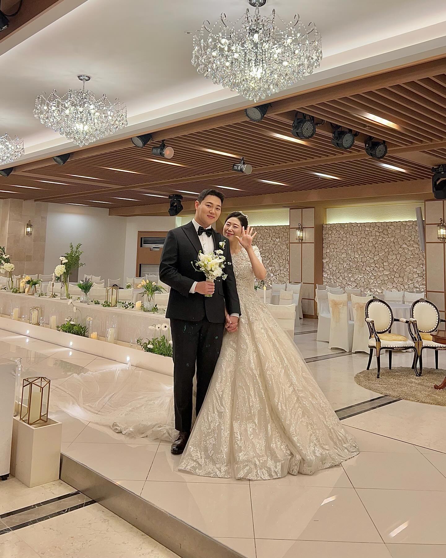 오늘 두번째 결혼기념일이니까
친구들이 찍어준 결혼식 사진 + 영상 올려보기
여기 있는 날씬한 신랑 신부 어디갔나요 🤔
입장할 때 걸음 빠른 아빠에게
“아빠 한 걸음당 백만원이라 생각하고 천천히 걸어!!”
했던 기억이 ㅋㅋㅋㅋㅋㅋㅋㅋ