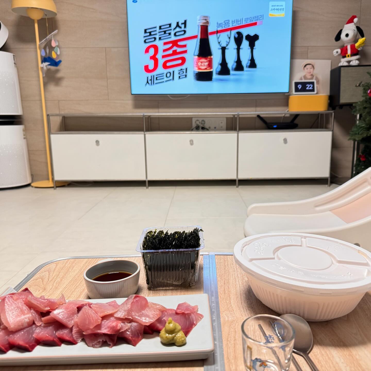 2023.12.30
오랜만에 마시는 혼술🍺.
오랜만에 먹는 #방어회 (#소방어 )
이때만 되면, 즐기는 #태화농수산 #방어필렛 🐟
간단하게 회 뜰수도 있고 가격도 합리적이어서 항상 만족하는 메뉴👍🏻
(이거 때문에 #회뜨는칼 산거는 안비밀🤫)
.
.
.
#핸드스타그램 #손스타그램 #먹스타그램 #먹방 #존맛 #늦저 #육퇴 #육퇴스타그램 #아빠 #아빠스타그램 #홈술 #홈술스타그램 #아빠는열심히살꺼야