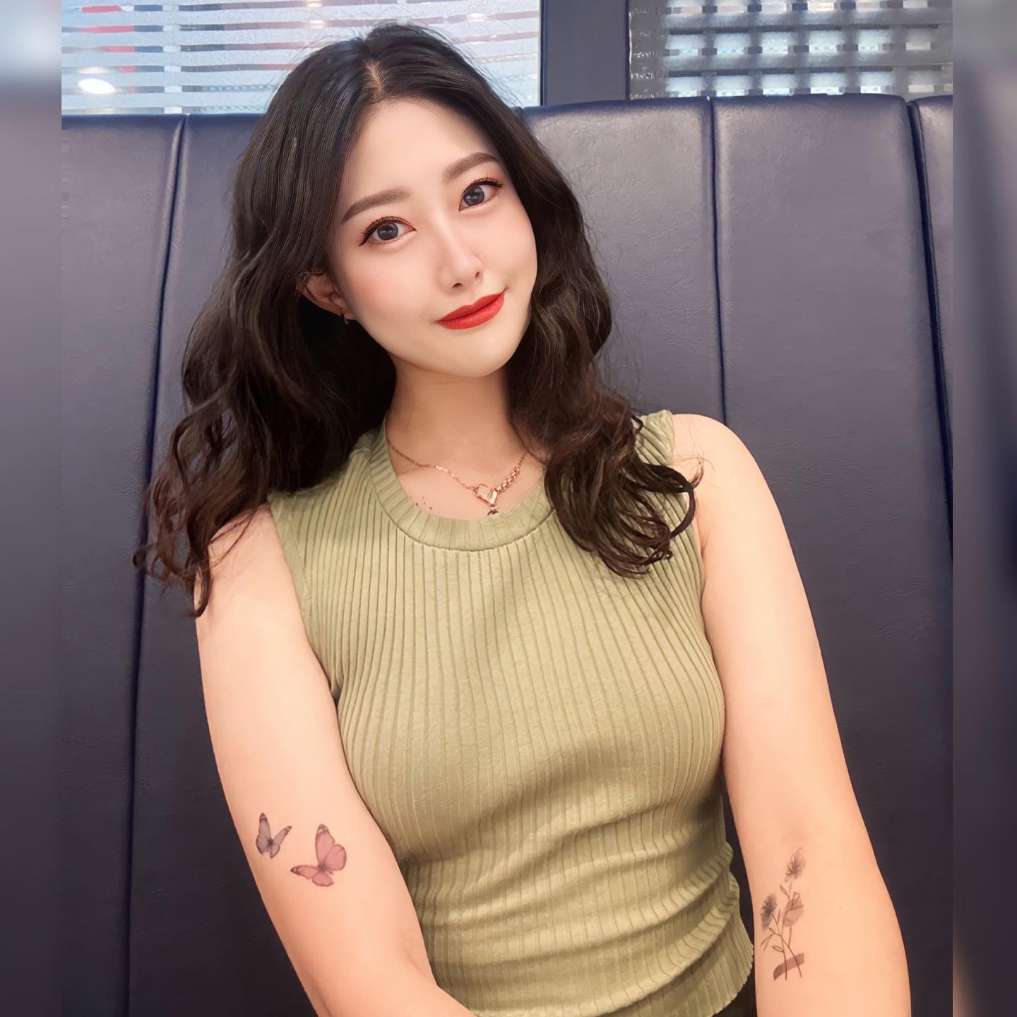 #광고 #협찬

✅픽스서울 타투스티커  x 4ea
✅구매링크 : https://www.coupang.com/vp/products/7458762754

요즘은 타투도 패션의 한 아이템으로 자리 잡았는데요!😆
진짜 타투는 하기 부담스럽거나 혹은 직장으로 인해 할 수 없으신 분들 주목해주세요‼️
FIX seoul에서 타투를 직접 디자인해서 너무 리얼 타투처럼 피부에 자연스럽게 스미는 제품 (화이트 백판 없습니다!)를 소개해볼게요 ❣️
주말 또는 여행용 인스턴트 타투로 너무 좋은데요! 👍🏻저도 이번 일본여행에서 유용하게 악세사리처럼 사용했는데 현지인 분들도 너무 예쁘다고 많이 이야기 해주시더라고요!👍🏻
스티커라고 말씀드리니 진짜인줄 아셨다고 하신 분들도 많았던 제품입니다!
또 구매할 때 같이 보관할 수 있는 파우치(지퍼팩)도 같이 증정하는데 보관하기도 편리하고 가위로만 미리 잘라서 원하는 곳에 쏙쏙 붙이기만 하면되니깐 너무 간편했습니다!🫶
적극 추천합니다! ❣️
.
.
#나만의컬러 #강렬한무드 #픽스 #픽스서울 #너무예뻐 #리얼타투 #사실은스티커