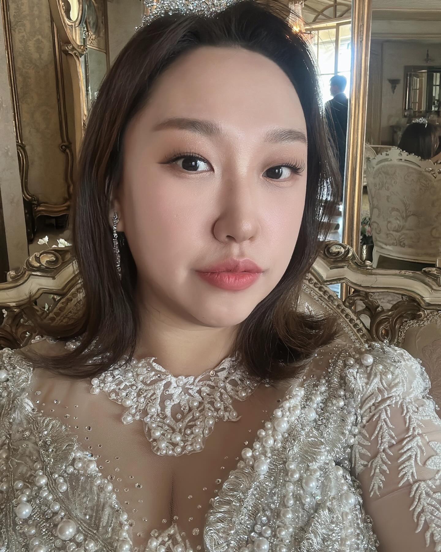 웨딩촬영 끄읏!

웨딩드레스 턱시도 입고 사진 찍으니까
이제 정말 결혼 실감이 나넹 🤵🏻👰🏻‍♀️

가는 날이 장날이라고,,,
하필 촬영하는 날 영하 14도라
롯데타워 배경 야외 촬영하는데 다들 입 돌아갈 뻔 🥶

엄마 활동하느라 바쁜데 흔쾌히 함께해준 luckymibong
미봉 넘 고마웡 🩷

그리고 하나부터 열까지 디테일하게 신경써주신
가을 스튜디오 헬퍼 실장님, 포토그래퍼 작가님 감사합니다!

마지막으로 태선이 귀여웡 🤴🏻🫶🏽

#가을스튜디오 #웨딩촬영 #웨딩사진 #gaeul_studio #웨촬 #웨촬후기 #개론 #결혼준비 #결혼준비중