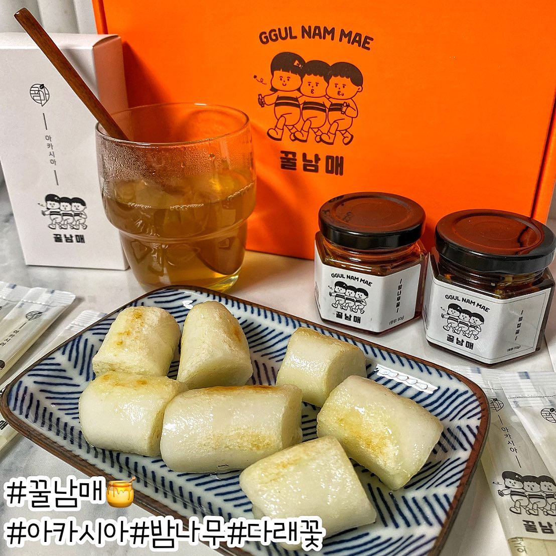 #협찬 #꿀남매 #벌집꿀
안녕하세요:) 한동안 장염때문에 식이를 
마음대로 못먹어서 너무 속상했는데요~!!
꿀물을 장염일때 마셔주면 좋다는 말에 자주 마셨는데요😋
벌꿀이 이렇게 다양하게 있는지 알게해준 
꿀남매를 소개해드릴까해요😆

우리가 기본적으로 알고있는 아카시아꿀부터
밤나무꿀, 피나무꿀 등 총 10가지를 판매하고 있더라구요~!
포장부터 벌꿀과 환경을 생각해서 재활용이 가능한
종이포장재와 완충재를 사용👍🏻
벌꿀패키지로 받아보았는데, 유리병벌꿀은 10가지 중에
선택가능해서 드시고 싶은 꿀로 선택하면 좋더라구요~! 
벌집도 선택가능!
저는 밤나무꿀와 다래꽃꿀을 선택했어요😉
밤나무는 달콤 쌉싸름하면서도 기관지에 좋다고 해서 
목관리에 좋을것 같더라구요❤️
스틱형은 아카시아꿀로 들어있는데,
이지컷으로 먹기에도 편하고 들어다니기도 편해서 
활용도가 높더라구요~!
달달해서 따뜻한물 마실때 하나씩 타서 먹기 너무 좋아요😄

벌꿀세트는 다양한 제품으로 
손잡이까지 되어있는 선물세트포장이라
명절때나 선물용으로 너무 좋을것 같더라구요~!😉😉
특히나 벌집이 그대로 들어있어서 신선함 그자체🔥
오늘도 ggulnammae 잘 먹었습니다.🙇🏻‍♀️