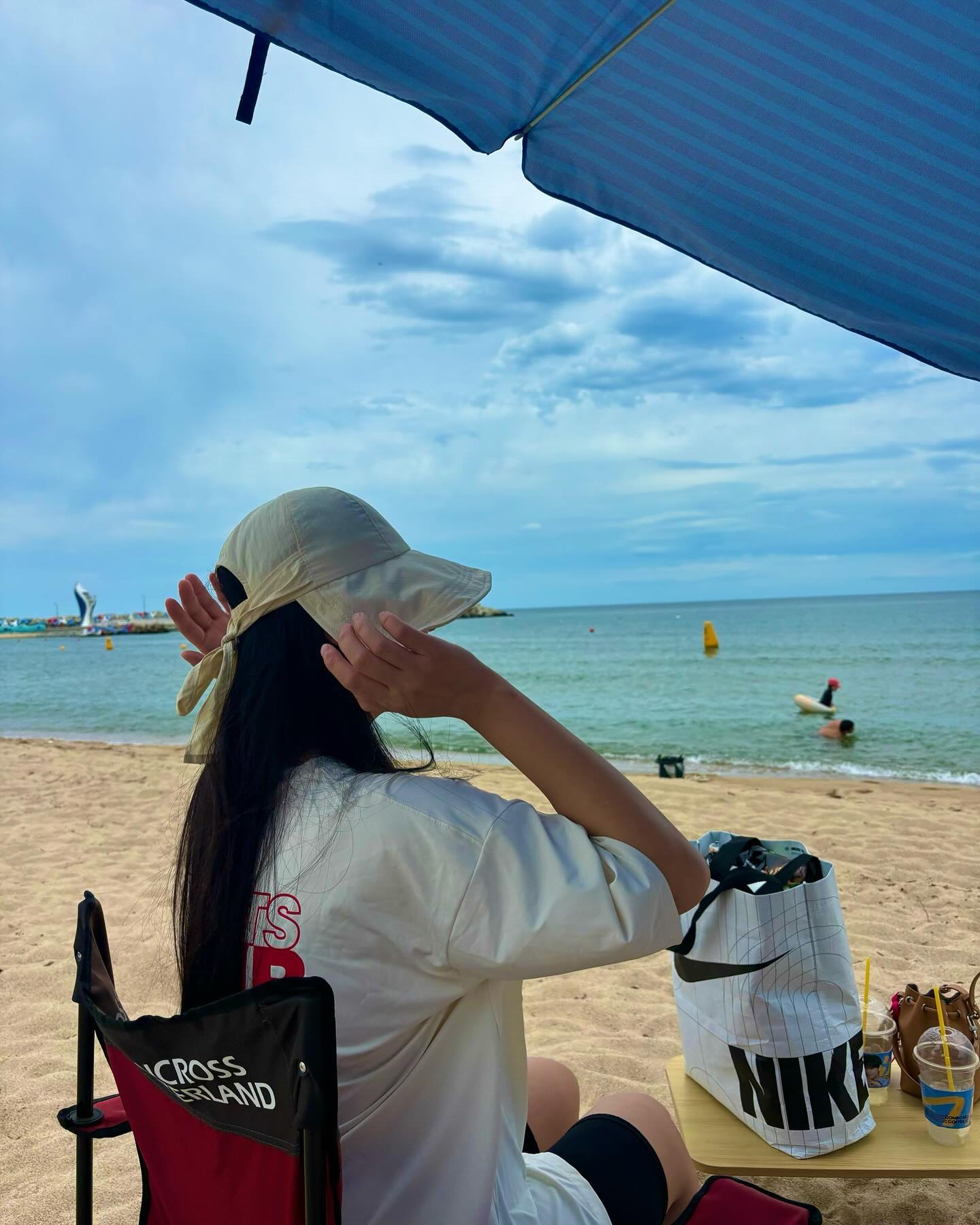 요즘 틈만 나면 바다가서 
파라솔치고 놀고있어요💙🏖️
바다를 넘 좋아하는 나와 
함께해주는 오빠랑 뽐이랑 행복한 요즘💙

#포항바다최고 #내년여름에도함께해💕