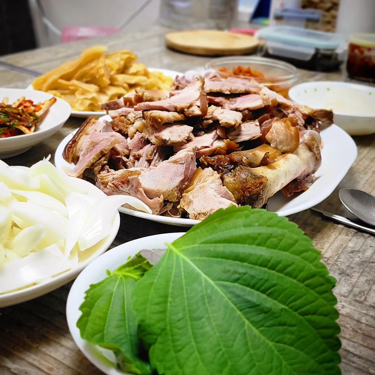 [율희의 집밥]

쿠팡에서 시킨 족발이 왔어요오 
요즘 족발 배달 한번 시켜먹으면 4만원은 훌쩍 넘잖아요! 요거는 3만원도 안되는 가격이였어요 완전 이득!

물이 끓으면 진공 포장째 넣어 10분간 데워주면 되는 제품이라 #배흥동비빔면 이랑 간편하게 먹었지용"_" 비린내도 안나고 저는 살코기를 좋아하는 편인데 살코기가 많아서 햄격이여써요 :) 무말랭이 마늘 쌈무 넣고 한 쌈♡

↘️족발 구매처[내돈내산]
https://link.coupang.com/a/bdfLCC
(1인당2개 구매 가능하다구 해용)
.
.
#집밥#저녁식사#저녁밥#먹방#먹스타#먹스타소통#족발#비빔면#꿀조합#배흥동비빔면#로켓프레시#쿠팡추천상품#족발밀키트#소통#좋반