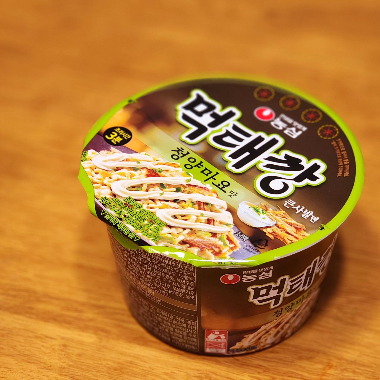 🍜 

친구집에 쳐들어가서
라면먹고 집에오기

먹태깡 과자는 진짜 내 스타일 아닌데
먹태깡 라면은 맛있네?!

이 집가면 앵무새가 김치 훔쳐먹음
.
.
.
#친구집 #먹태깡 #청양마요 #라면사랑 #앵무새 #도둑이야 #김치도둑 #수다타임 #라면먹고갈래 #다들우리동네로이사와