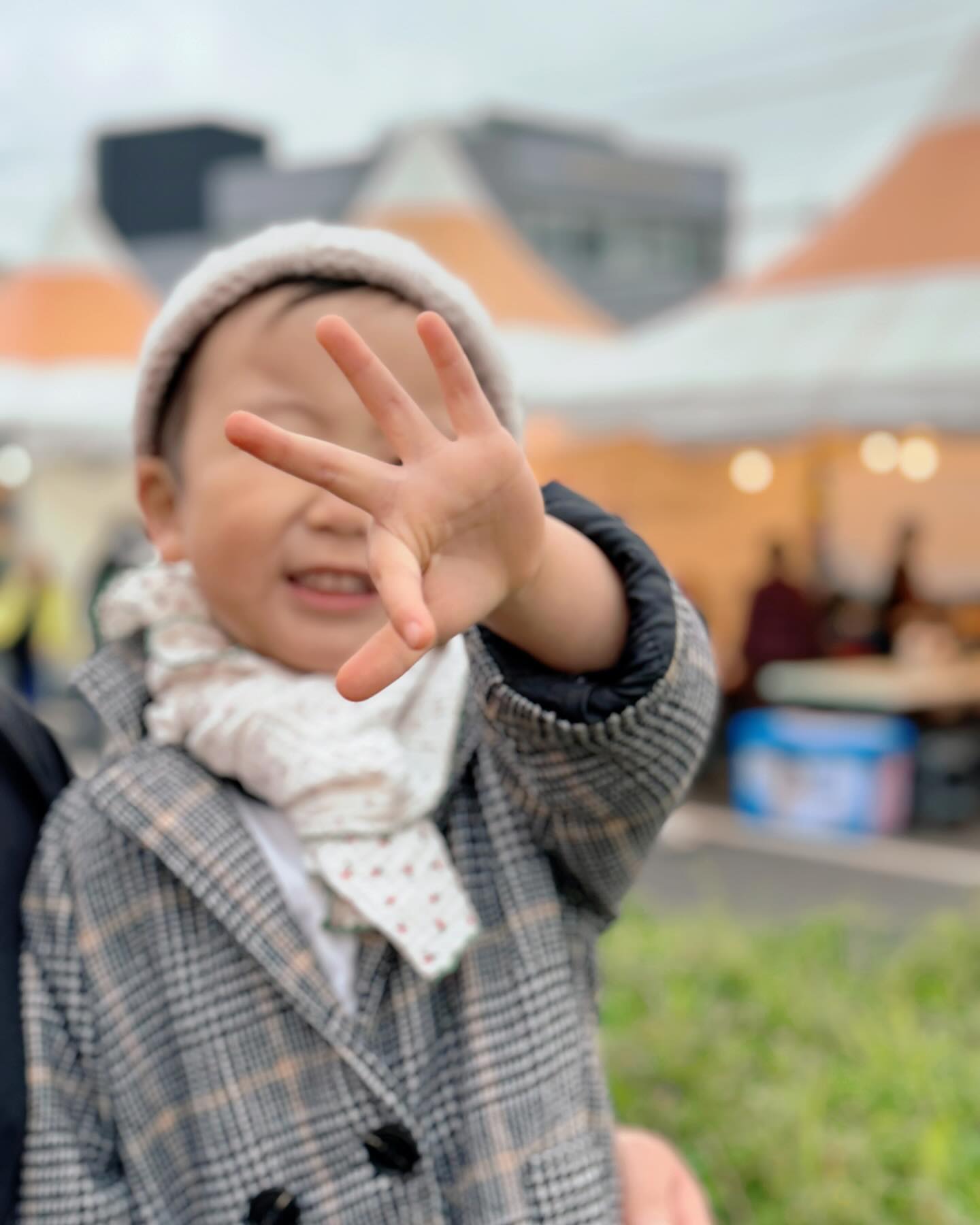 사람 많은곳 질색하고 피곤해하는 신랑이 벚꽃축제를 가자고 했다😮 이게 무슨일이지 ㅋㅋ주차도 아주 나이스한 곳에 하고 찔끔찔끔 오는 비는 좀 추웠지만 이런곳 또 언제 오겠냐며 세바퀴 돌고 서문시장 들려 시장통닭 사서 컴백홈🦥  우래기는 가자마자 호떡 먹고싶다며 야무지게 하나 다 먹곤 안되겠어 주스 마셔야겠어,,!! 😇 그러고는 비에 젖은 솜사탕 하나 싹 먹고 너무 행복해했다 너만 행복하고 즐거우면 돼♥️😍

 “ 이안이 카시트 잘 타! 다음에 카시트 타고 또 놀러가자 ” 잠들기전에 얘기하고 잠들었다♥️ 올해는 자주 자주 다니자! 담주부턴 벚꽃놀이 시작이야♥️🌸♥️
.
.
.
.
.