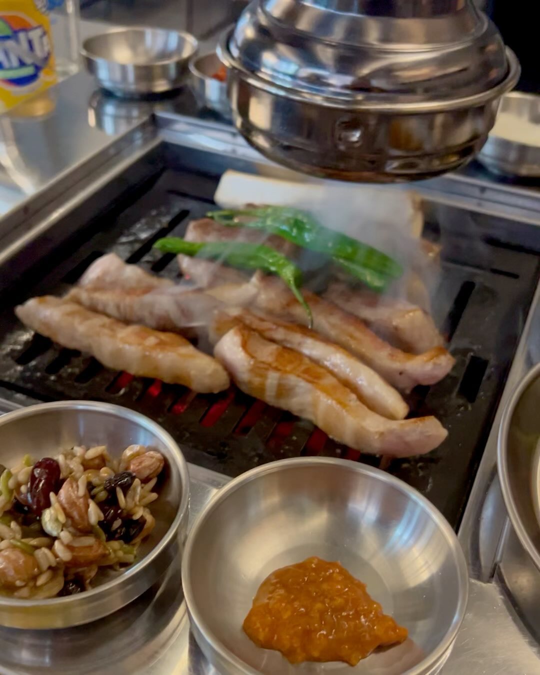 대구 특수부위 맛집 #삼덕돈 
⠀⠀⠀⠀⠀⠀⠀⠀⠀⠀⠀⠀⠀⠀
고기 좋아하시나요⁈ 저기압일땐 고기앞으로 가라는 말도 있듯이 고기 먹으면서 힐링하시는 분들 많으실것같은데요ᵎᵎ 저도 그렇답니다 (⊼⌔⊼ ) 
⠀⠀⠀⠀⠀⠀⠀⠀⠀⠀⠀⠀⠀⠀
요즘 고기 맛집이 무수히 많지만, 이번에 다녀온 삼덕돈은 특수부위인 가브리살과 항정살이 정말 끝내주더라구요˜ 평소 항정살을 좋아해서 고기 먹으러가면 필수로 시키는데, 친절하신 직원분께서 가브리살은 꼭 한번 드셔보시라고 추천해주셨어요 ➰ 가브리살 육즙 쫘악 머금어서 끝내주더라구요👍 삼덕돈에서 가브리살은 꼭.꼭.꼭!! 드셔보시길 추천합니다😃 
⠀⠀⠀⠀⠀⠀⠀⠀⠀⠀⠀⠀⠀⠀ 
₩ 가브리살 13,0
₩ 항정살 14,0
₩ 치즈김치볶음밥 7,5
₩ 치즈폭탄계란찜 5,0
⠀⠀⠀⠀⠀⠀⠀⠀⠀⠀⠀⠀⠀⠀
0.3%의 좋은 품종의 고기를 사용해 잡내없이 쫄깃한 식감의 고기 맛은 기본이고, 밑반찬들도 다양했어요˜ 기본으로 제공되는 김치전도 아주👍 왜 추가해서 드시는지 알겠더라구요ᵎᵎ 식사메뉴로 주문한 치즈김치볶음밥도 살짝 칼칼하니 고기와의 조합이 좋았어요ᵎᵎ 다음에는 다른 사이드 메뉴들도 주문해서 먹어봐야겠습니다☺️ 
⠀⠀⠀⠀⠀⠀⠀⠀⠀⠀⠀⠀⠀⠀
맛있고 질 좋은 고기 드시고 싶으시다면, 
👉 samdukdon
📍대구 중구 동덕로30길 121. 지상1층(동인동4가)
‣ 16:00-24:00(월요일 휴무)
⠀⠀⠀⠀⠀⠀⠀⠀⠀⠀⠀⠀⠀⠀
#삼덕동삼겹살 #삼덕동고기집 #대구중구고기집 #대구삼겹살맛집 #대구시내고기집 #경대병원맛집 #대구중구삼겹살 #대구중구맛집 #대구삼덕동고기집 #먹팔