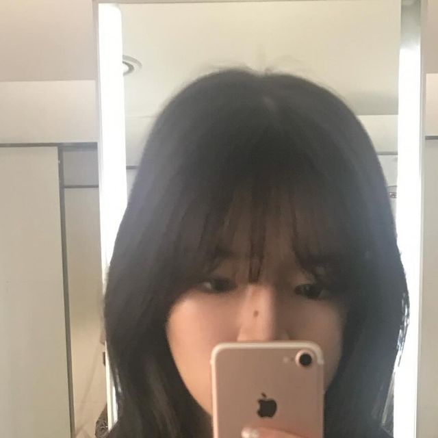JIHYE on Instagram: "@vivabrown_official 크롭 기장과 은은한 광택감으로 고급스러운 느낌의 비건 스웨이드 자켓 루즈하면서도 핏되어 너무 예쁜,, o,+:｡☆.*・+｡ . . #비바브라운 #여자자켓 #비건레더