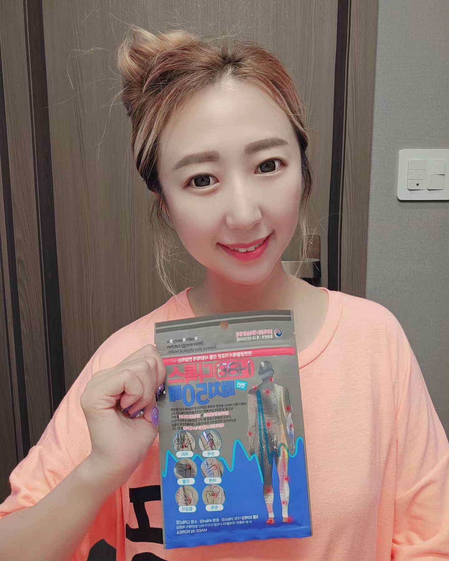 #협찬 HBB디톡스패치 

📌손목통증, 어깨통증, 무릅통증, 허리통증, 담걸렸을때
HBB디톡스패치~♡♡
기존패치들의 특징을부각시켜 나온 신제품이랍니다🥰
독소는빼주고 에너지는 채워주는 파동석이 들어있는패치🩷
독소배출뿐만아니라~혈액순환에 도움을주고 뭉친부분을 풀어주는도움을 줍니다😉
이번에협찬받은 제품은 쩡이한테 필수제품이답니다~😁
365일 파스를 달고살거든요😭
목디스크가 있고 밸리수업과 집안일로 삭신이..😅😅
그래서 항상 떨어뜨리지않는것중 하나예요~ 
이파스저파스 진짜 종류별루 다써봣다능요 ㅎㅎ
디톡스패치를써보고 좋은점 알려드려요~
일반 파스는 접착력이 너무쎄서 피부 손상이라던지..
아님 넘 잘떨어지고 가끔 쎈거는 피부가 따갑고 하자나요~
HBB디톡스패치가 좋은점중 얇아서 붙인거같지도않고
접착력도 좋은데다가 떼어낼때는 잘떨어져서 너무좋앗어요~👍
예전에 부러졋던 속목이 아직도 아프거든요ㅜ
손목에 부쳣는데 오오~ 얇은데 뭔가 쏴~ 시원한감이 있으면서
시큰거림은 좀 조아지더라구요👏
그리고 부위별로 붙이기좋게 다양한사이즈들이 들어있어서 정말굿!! 이크기저크기 살필요없어서 좋아요💕💕
✔️혈액순환패치특허

📍제품URL
https://smartstore.naver.com/hbb_store/products/10160428326
.

#HBB디톡스패치 #손목통증 #어깨통증 #무릅통증 #허리통증 #담걸렸을때 #관절파스 #근육통파스