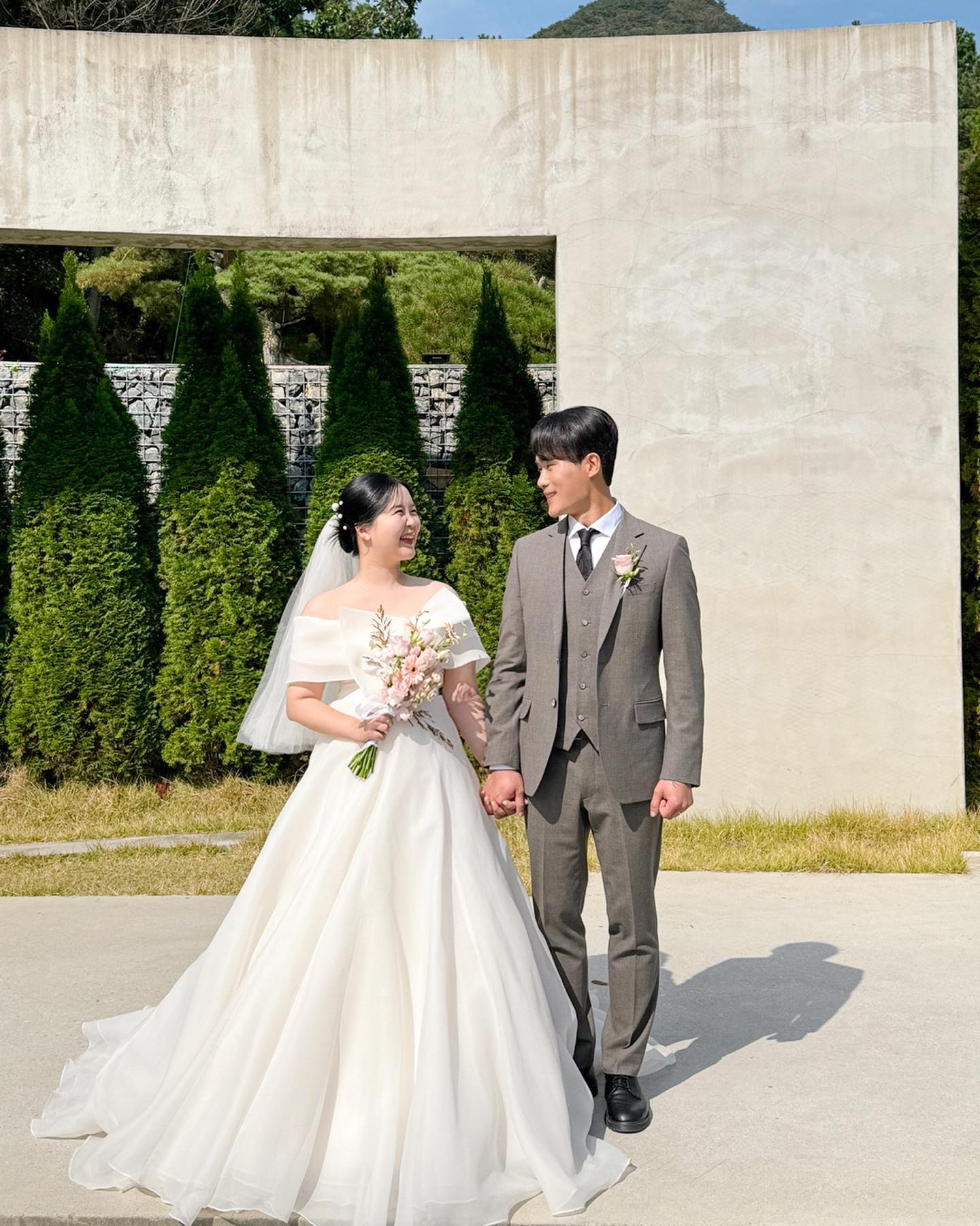 23년 10월 14일의 가을 아침 햇살처럼 밝게 빛날 수 있도록 도와주신 모든 분들께 진심으로 감사인사 드립니다.

오늘이 되기까지 소박하지만 우리만의 특별하고도 행복한 결혼식을 올리기 위해 남편과 여러 사랑하는 친구들 그리고 사람들과 함께 만들어나갔어요! 

빼곡한 조명들이 없더라도, 식장이 조금은 덜 화려해도, 수백개의 꽃장식이 없더라도, 남들은 다 한다하는 진행 순서들이 없어도 가장 중요한 건 나를 진심으로 아끼고 사랑하며 또 내가 사랑하는 사람들과 함께 모여 수 많은 축하와 미소 띈 얼굴들로 가득 채운 결혼식을 만들었단 것 입니다. 

또한 이 자리엔 없었지만, 그저 지나갈 법한 저의 결혼식 날을 기억하시고 연락주시면서 그 누구보다 더 큰 축하와 함께 축복해주시고 제 앞날을 진심으로 응원해주셔서 정말 감사했습니다. 

언제나 늘 그렇듯, 기쁜 소식 함께 전할 수 있음에 감사하고 혼자서도 잘 살아 왔지만 이제는 평생을 함께 할 배우자와 오래도록 건강하고 행복하게 잘 살아보겠습니다. 

🤍💍