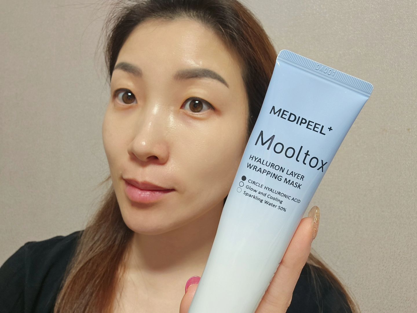 #협찬 
올리브영 신상은 꼭 만나봐야지~😍
무려 144시간 보습 지속되는 물톡스 랩핑 마스크!
.
단1회 사용만으로도 즉각 물광~ 
저처럼 건조함으로 고민인 분들께 강추👍👍
.
세안후 토너, 크림까지 바르고 눈가, 입 주위 제외 적당량을 도포
약 2030분 후 투명한 콜라겐 막이 생길때까지 건조하고 가장자리부터 천천히 떼어주면 광채나는 피부완성!
.
저는 바르자마자 쿨링감이 느껴졌는데요 
피부속부터 채워주는 보습과 즉각 리프팅 짱짱함~👍👍
.
건조하고 푸석했던 피부가 물광피부되고 
메이크업도 잘먹고 매끈하고 광나는 피부덕에 피부 좋다는 말도 들었답니다 
.
#스킨이데아 #메디필 #물톡스랩핑마스크 #히알루론산레이어물톡스랩핑마스크 #물광팩 #물광 #올리브영마스크팩 #올리브영추천템 #올리브영마스크팩추천 #동그라미히알루론산