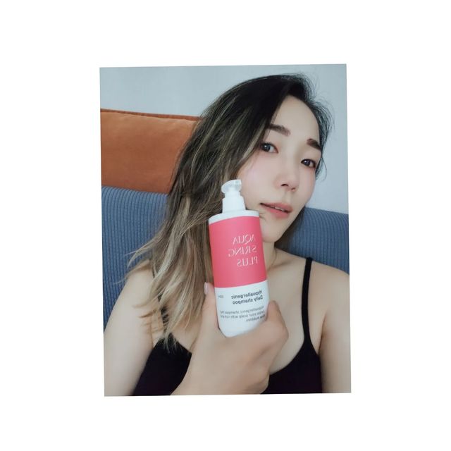 하윤하준마미😊하하찌냥❤ on Instagram: "#광고#협찬

건강한 헤어케어의 첫걸음!
민감한 두피와 손상모를 위한 더블 케라피💜

《 아쿠아큐링_아쿠아에스링플러스 두피수분샴푸 》

👉 @aquaqring_official

pH 5.0 약산성샴푸에요👍

미세하고 풍부~~한 거품으로 자극없는 두피클렌징을 해준답니다~

10가지 식물추출물 함유로 민감성 두피진정 및 수분보습까지 가능해요🩷

로즈마리향이 나는데 너무 좋아요!

탄력있는 두피를 위한 로즈마리🌿

따듯한 성질을 가진 로즈마리가 두피의 묵은 각질을 불려 쉽게 탈락할 수 있도록 도와주고, 
영양과 에너지가 풍부해 무너지기 시작한 두피 컨디션 케어에 도움을줘요~

아쿠아에스링플러스 두피수분샴푸로 행복한 하루되세요😊

#아쿠아큐링#아쿠아에스링#아쿠아에스링플러스#약산성샴푸#두피샴푸#두피수분샴푸#수분샴푸#샴푸추천#미용실샴푸#정수리냄새샴푸"