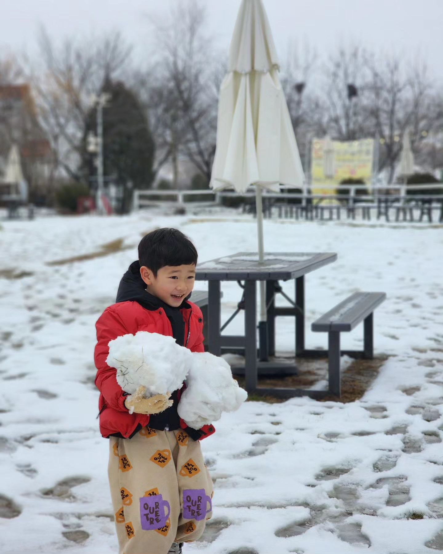눈 조하 ❄️
여주에서 만난 겨울왕국 
먹이주기 체험보다 눈놀이를 더 즐거워했다는..𐌅𐨛𐌅

#눈조하