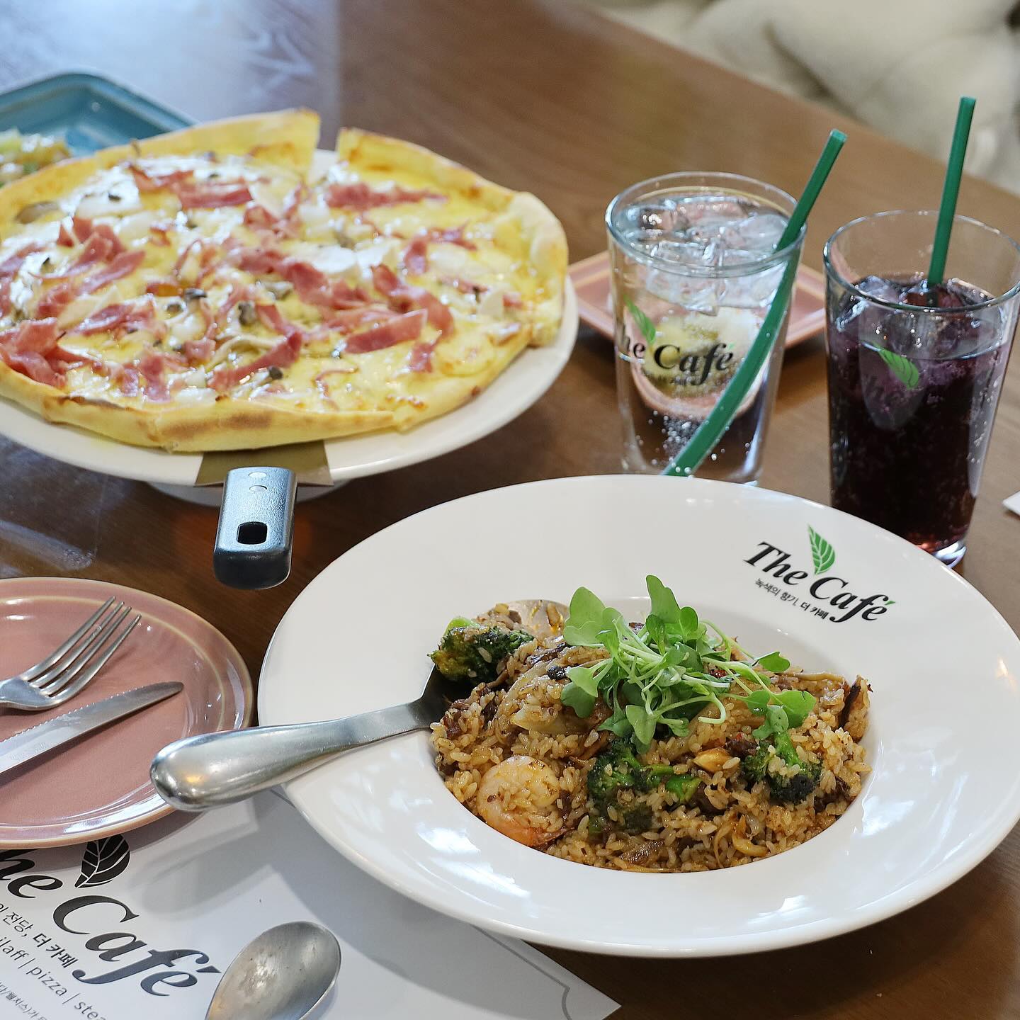 😋😋
#울산나들이 #울산산책 하러 가기에도 좋은
#우정혁신도시 성안동 #문화의전당
봄 맞으면서 공연과 전시가 활발하게 운영되는데
겸사겸사 3층에 있는 #문화의전당더카페 에서
맛있게 #브런치 식사하고 가는 것도 좋아
thecafe_artscenter 
.
여기는 문화의전당 3층에 위치한 더카페 레스토랑
스테이크, 파스타, 필라프, 리조또, 피자 등등
다양한 양식 메뉴를 판매하고 있고
이곳에서 사용하는 소스류, 스프, 반찬류 등등
모든 식재료도 직접 만들어서 사용하고 있당
.
건강하게 만든 음식이고 특별해서 더 좋은 곳
음식 플레이팅도 예쁘고 맛도 다 좋아
가격이 비싼 듯 했지만
사실 애피타이저까지 코스(?)로 제공되고
메뉴 1개당 탄산음료 또는 커피 등 후식까지 제공하니
다른 양식집에서 먹는 것보다 가격이 저렴한 듯해
.
마늘소스맛 풍미 터지는 베이컨버섯피자
매콤하면서도 토핑 알찬 상하이 디럭스 불고가 필라프
모두 맛있게 잘 먹었당!
😌😌
.
#울산우정혁신도시맛집 #울산우정동맛집 #울산성안동맛집 
#울산중구레스토랑 #울산중구맛집 #울산파스타맛집 
#울산피자맛집 #울산스테이크맛집 #울산양식집
#울산중구파스타 #울산레스토랑 #우정혁신도시맛집 
#울산중구데이트 #문화의전당맛집 #울산파스타 #울산피자
#울산맛집 #울산성안동점심 #울산성안동양식
#울산성안동레스토랑 #울산맛집추천 #울산점심밥집