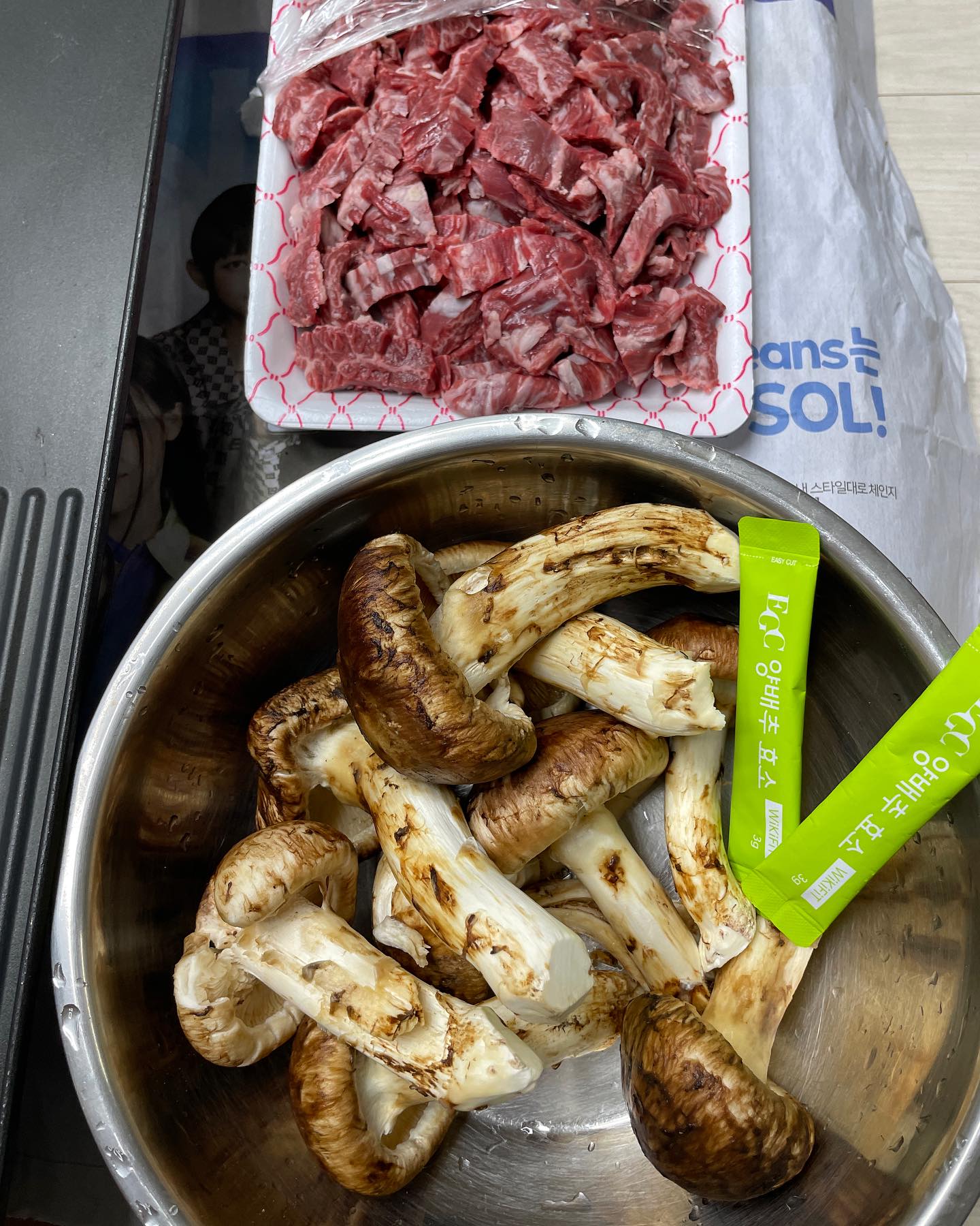 엄마덕에 귀한 송이버섯에 안창살까지 배부르게 먹었네~~
위키핏 빠지면 섭섭하지요😋
#위키핏 #효소 #양배추효소 #소화효소 #곡물효소 #wikifit #꼭맞게위키핏 #위키핏서포터즈