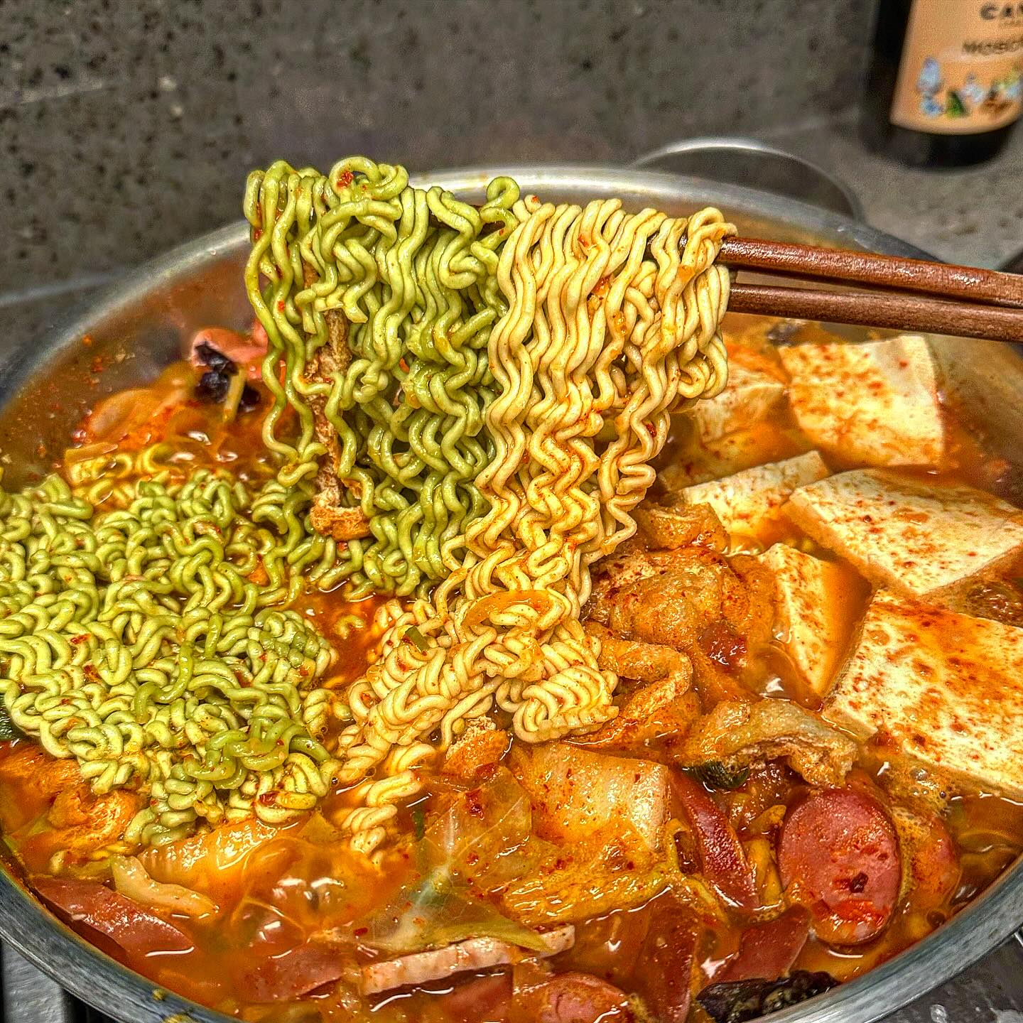 #협찬 집에서 10분만에 맛보는 부대찌개🥘
너무너무너무 푸짐하고 맛있는 킹콩부대찌개❤️
오늘같이 추운날 재료 다 때려넣고 끓이기만 하면
전문점 못지 않은 부대찌개 한솥 뚝딱 만들어요!
라면 한개 더 넣어서 호로록 먹어주면 엄지척!
햄이 진짜 푸짐하고 사골육수에 야채, 김치까지
요새 밀키트 넘 잘나와서 1-2인 가구에 딱이어요!
기본 부대찌개가 사골육수에 담백한 소스라 제스탈💛
새로나온 마라 부대찌개도 너무 쎄지 않고 맛있어요
가격도 안비싸고 재료 다듬을 필요없이 금방 끓여내고
집에 있는 재료.이것저것 추가해서 먹으면 꾸르맛☺️☺️
저는 체다치즈에 모짜렐라, 집에있는 햄 추가했어여
아이들도 좋아할 맛이라 가족 저녁으로 추천추천요👍👍
.
.
.
.
.
.
.
#협찬 #마이셰프 #밀키트 #밀키트추천 #킹콩부대찌개 #부대찌개밀키트 #마라부대찌개 #부대찌개만들기 #킹콩부대찌개밀키트 #클로렐라라면 #클로렐라면 #부대찌개추천