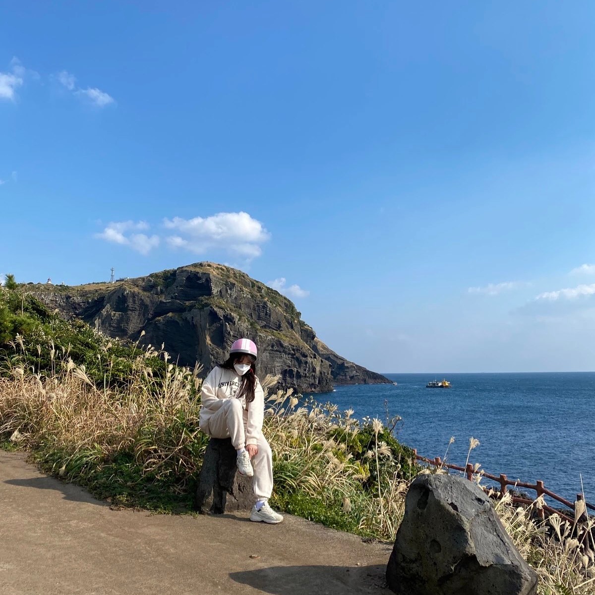 신행으로 갔던 제주도 우도🩵 #hjgjwedding
날씨도 선선하고 사람도 별로 없고 딱 좋았던.ᐟ
신발 재정비 중에 찍힌 사진이지만 자연스럽고 좋쟈나

결혼준비는 👉🏻 #다이렉트결혼준비 direct.wedding
👉🏻 https://m.cafe.naver.com/directwedding
가입하실 때 💓희밍ㅇ💓 입력하시면
현금처럼 쓸 수 있는 30,000포인트 적립가능!!

#웨딩 #결혼 #결혼준비 #제주도 #우도 #신혼여행