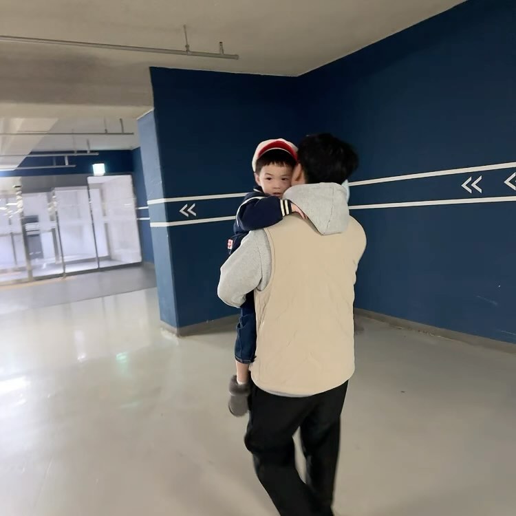 #아빠가좋은아들👦🏻 

어찌나 아빠를 좋아 하는지 #아빠품에서 #찐미소장착 ㅋㅋㅋ

그렇게도 아빠가 좋으냐 ?? 
엄마는? 이라고 물었더니

“ #엄마도좋아 ” 라고 대답 하는 #민귤이🍊 

그렇지? 그렇지? 그런거지? 엄마 괜히 서운 할뻔 해떠 너어👉👈

#아들낳길잘했네 #아빠껌딱지아들 #아빠사랑아들램 #3년7개월인생 #사랑둥이❣️ #쥐띠아기 #넌정말사랑이야♥️ #아들인데도애교철철흘러넘침주의