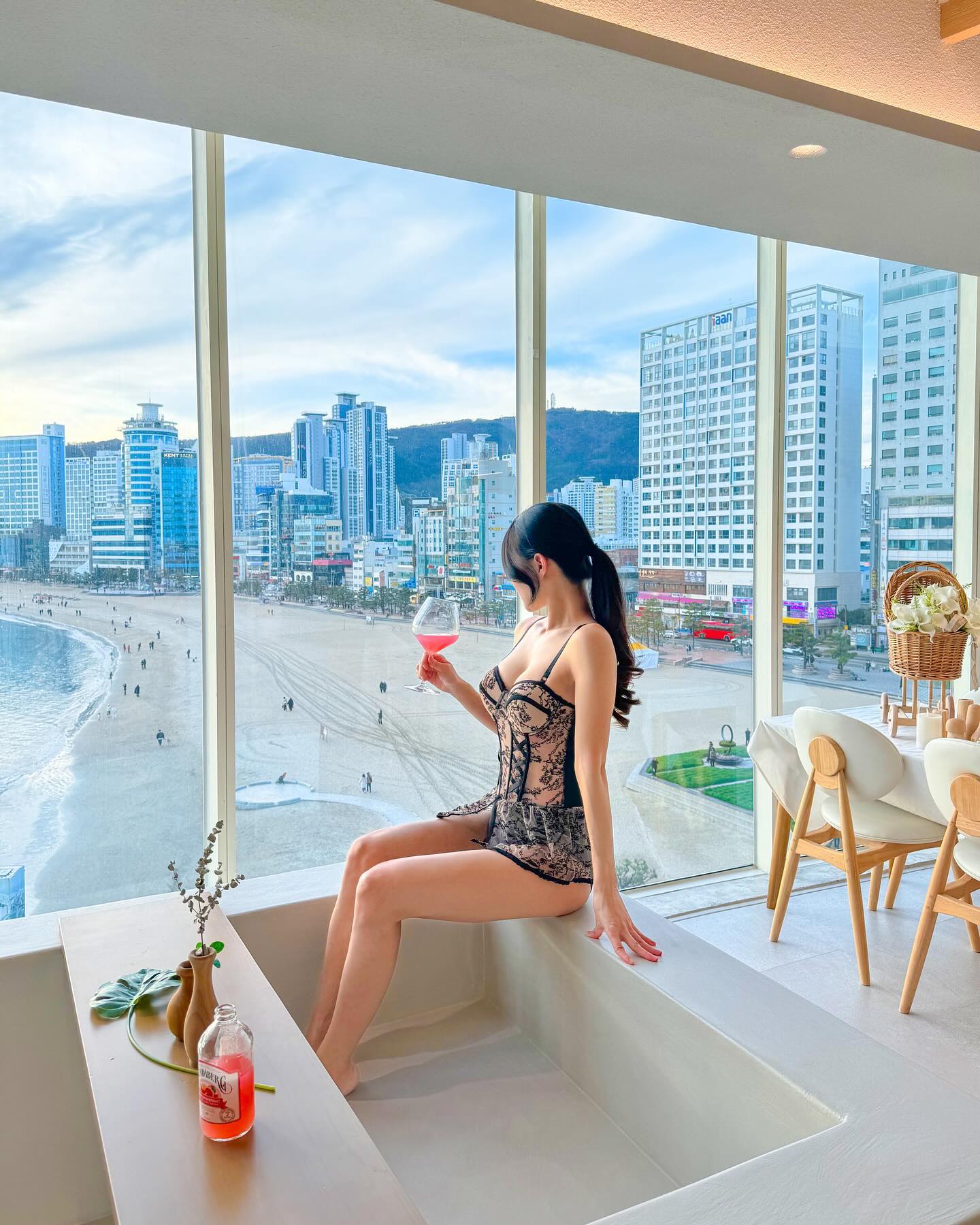 자쿠지에서 보는 광안리오션뷰 노을맛집
60평 대형숙소🧡

📍숙소 :  능놀스테이
📍숙박 : 600,000 (1박 /평일기준)

✅장점
통유리창으로 시원하게 광안리오션뷰&시티뷰를
만끽할수있는 60평대의 대형숙소🏠
(대형숙소답게 최대인원 12인 까지 가능합니다)

화이트톤의 고급스러운 인테리어에 분위기있는
자쿠지와 다이닝공간은 앉아있기만 해도
인생샷이 가능한 숙소에요👌💓

우리아기 50일 기념으로 예약했는데
사장님께서 꾸며주신 50일기념파티공간까지
사장님의 배려와 센스가 느껴지는 숙소입니다🤍

광안리에 살고있지만 
“여기서 살고 싶다”라는 말이 절로 나올 정도인
#능놀스테이 

광안대교뷰와 해변&시티뷰까지 파노라마처럼
감상이 가능한 완벽한 숙소

무엇보다더 아기랑 함께 여행을 해도
안심하게 이용할수있었던 능놀스테이🫶💓

부산여행시 커플&가족&아기랑 
추천드리고 싶은 숙소입니다🧡

👶🏻아기랑 함께할시 침대안전가드,아기의자,아기목욕용품,유팡젖병소독기 가능합니다 

▫️침실3 - 퀸침대5, 욕실2, 거실, 키즈룸,자쿠지, 다이닝&다도공간

▫️웰컴드링크& 컵라면제공, 헤라&이솝 어메니티, 빔프로젝터, 얼음정수기,전자레인지, 커피머신기 ,밥솥, 공기청정기,유아용품 등 다 갖춰진 감성숙소

📍부산 수영구 민락수변로 13, 6층 (객실 오롯)

#여행다녀왔습니다_러블리빈 #숙소제공