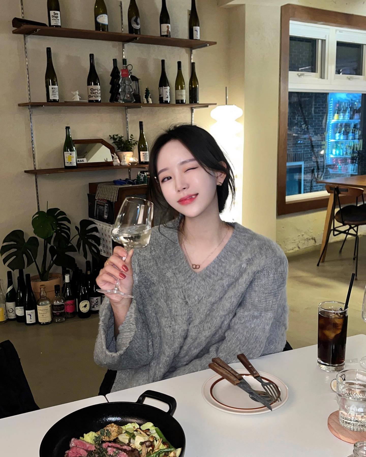 morae_gwangalli 에서 맛있는 파스타에 와인한잔 🍷

분위기도 좋구, 독특한 메뉴에 친절하신 사장님 덕에 
가족들이랑 맛있게 저녁 먹구 왔어요 

모래 가면 쉬림프로제파스타에 와이볼은 무조건 먹기 🤍
.
.
📍부산 수영구 민락로14번길 6 2층

📱0507-1429-1312

.
.
#협찬 #광안리와인바 #광안리술집 #광안리데이트 #광안리외식 #광안리뇨끼 #부산뇨끼 #와인바추천 #와이볼