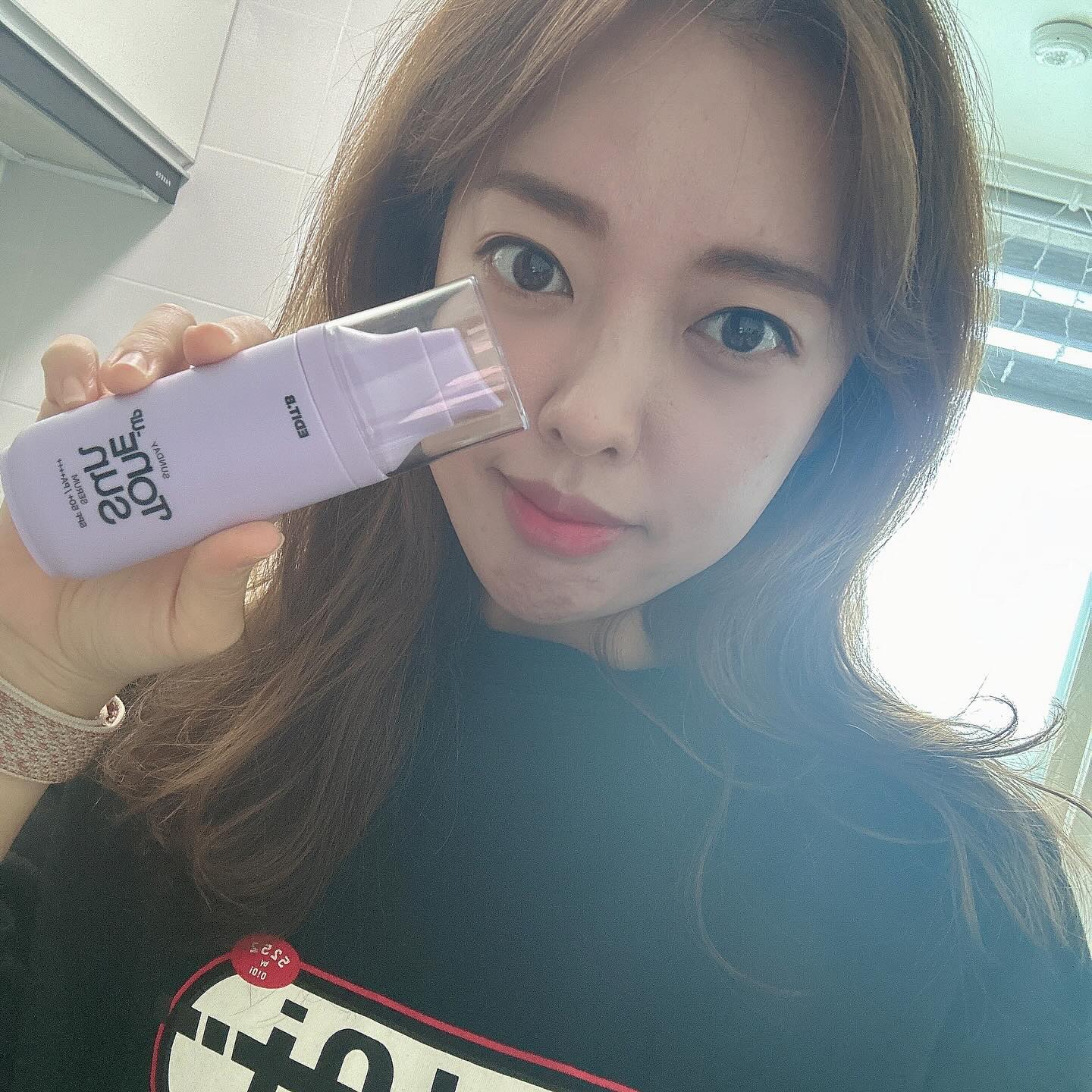 #협찬 

올영1위 제품이면 그냥 써야 되는거 인정?
파데 전에 꼭 선크림 또는 프라이머 해주는데
요건 톤업기능 까지 있어서 노란끼 도는 피부톤을
보라색 톤업크림이 이뿌게 톤업업 시켜줌✨
알갱이 같이 보이는것들이 수분세럼인데
요걸 문질문질 발라주면 촉촉하게 스며듬!!!!

밀리지않고 스킨케어를 한것처럼 편리함!
원래 가끔 이런 제품 건조한게 많아서 꺼려지는데
고함량 수분이 톡 터지면서 촉촉해서 아주 자연스럽게 물광 꿀광 가넝이지😇✨

이거 하나로 올인원임!!!
프라이머+자외선차단+톤업 한번에 해결가넝~~
피부미백+주름개선까지 기능성 기능까지~~
민감한 피부도 쓸수 있게 테스트 완료자노~~

#에딧비#editb#9월올영세일#올영세일#올영선크림#올영선크림추천#톤업선크림추천#올영톤업선크림#올영추천템#올영톤업크림#톤업선크림#톤업선크림추천#톤업선세럼추천#올영선세럼#올영선세럼추천#올영톤업선세럼#에딧비선세럼#에딧비톤업선세럼#선데이선세럼#올인원#보라톤업#화잘먹#파데프리#좋반#댓반#셀카#운동#패션#코덕#뷰티