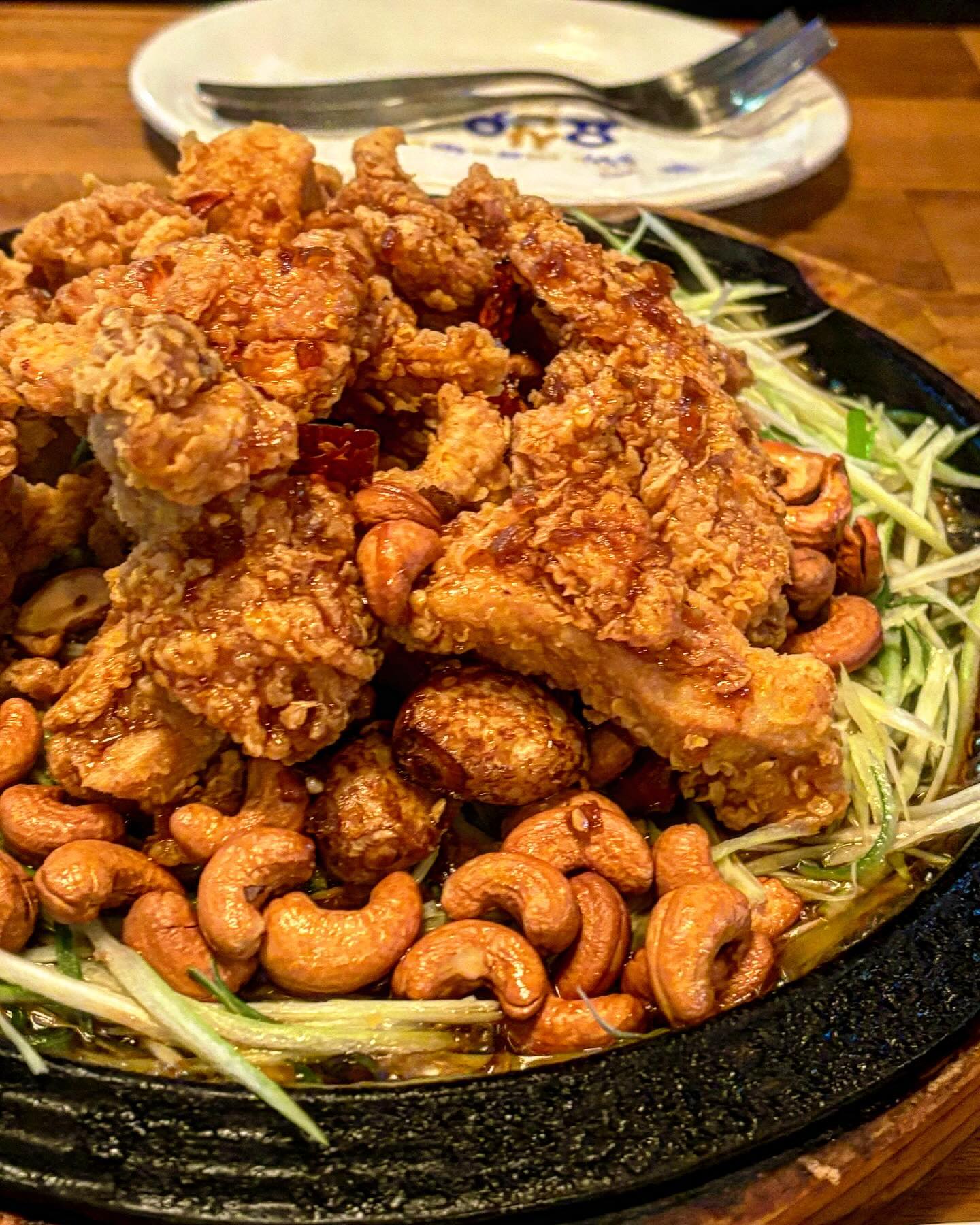 📍상수동치맥
👉순살철판파닭👈

축구보러 삼만리하다가 갑자기 들어가게 된 곳!
축덕들에겐 완전 좋은 것이 티비도 3개이상 되는 것 같아요..!🫢
치킨은 철판에 나와서 따뜻하게 천천히 먹을 수 있고 후라이드로 먼저 나오고 그 위에 소스를 뿌려주세요ㅎㅎ
특히 소스가 달짝지근하면서 짭짤하니 맛있더라구요!
튀김은 바삭하고 파랑 같이 먹으면 느끼하지 않게 먹을 수 있어서 굿굿👍
게다가 땅콩인지 견과류도 있어서 완전 맥주 안주로 제격이에요!
사장님도 친절하시고 축구보며 치맥 하러 오기 좋은 곳!❤️
.
.
#상수동치맥 #홍대치킨 #홍대치킨맛집 #합정치킨 #합정치킨맛집 #합정역맛집 #합정역치킨 #축구스타그램 #축덕 #치킨맛집 #합정맛집추천 #합정역맛집추천 #파닭 #파닭치킨 #치킨 #치킨추천 #치킨스타그램 #좋반테러 #좋반 #좋아요 #좋아요반사 #맛스타그램 #먹스타그램 #오늘뭐먹지  #먹팔 #리뷰 #리뷰스타그램 #food #chicken #review