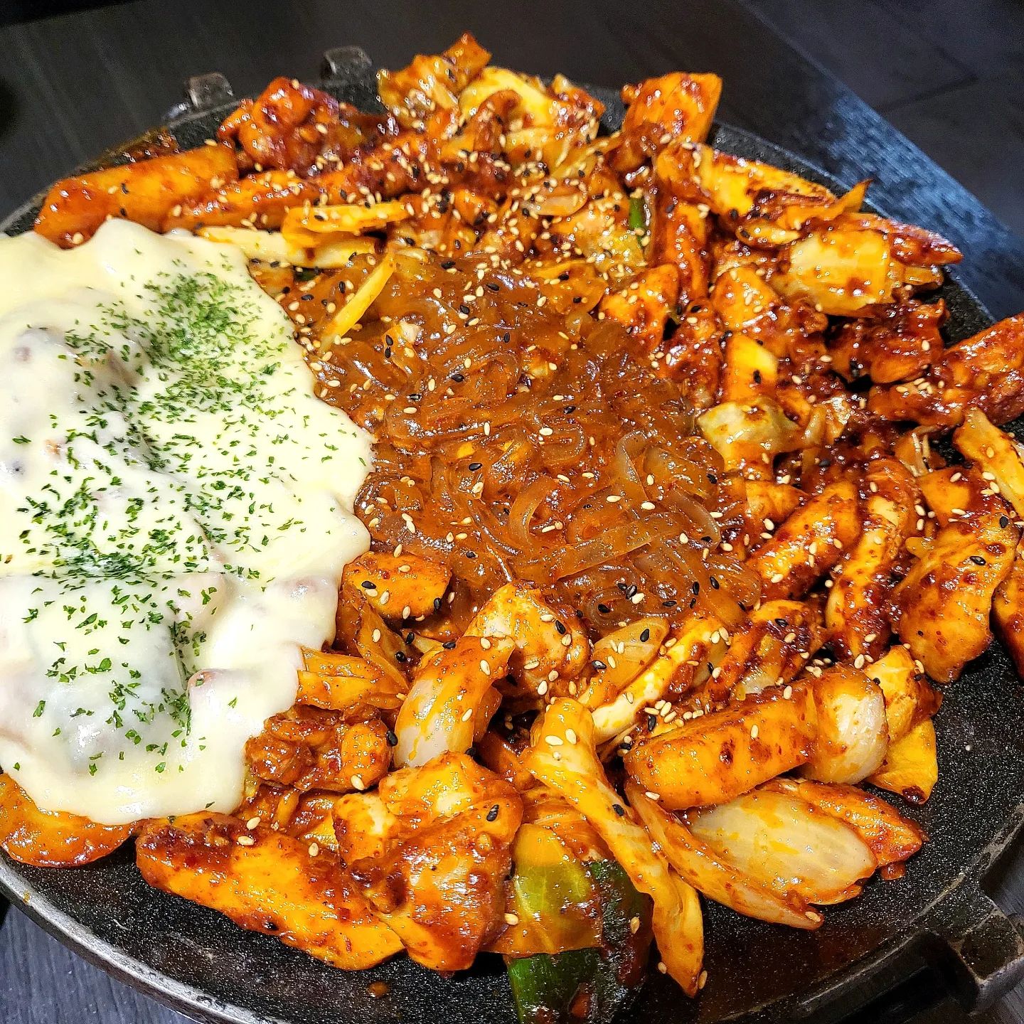 여기 진짜 맛집이에요!!

이렇게 영롱한 닭갈비 맛집 보셨나요??? 
제가 먹어봤던 닭갈비 중에서 맛이 독특하고 엄청 맛있더라고요!!! 
당면 사리랑 우동 사리는 후에 추가가 안돼서 주문할 때 같이 주문해야해요!! 
사리를 넣으니까 훨씬 맛있더라고요!!! 
마지막에는 역시 볶음밥이죠 꾹꾹 눌러서 😉
 치즈랑 같이 먹으면 너무 좋더라고요!!

🍗 조선닭갈비파전
🍗 서울 동대문구 전농로 64
.
.
.
.
.
.
#먹스타그램#맛스타그램#먹방#맛집#닭갈비맛집#닭갈비맛집추천#답십리맛집#마장맛집#답십리맛집추천#답십리닭갈비#마지막은볶음밥#먹팔#먹팔해요#좋아요#🔥🔥🔥