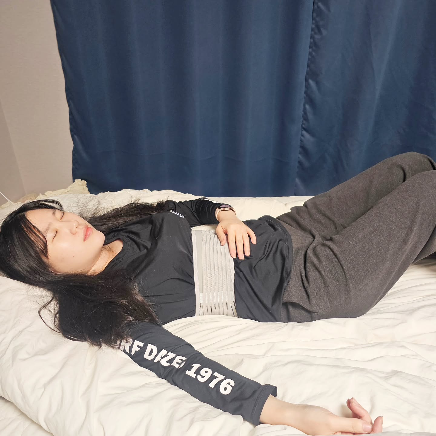 #협찬

요즘 아침마다 허리가 미친듯이 아프더라고요 😢

잠을 못잘정도로 아파서 허리보호대를
착용해야겠다 싶었어요 ㅠㅠ

얼마나 효과가 있을까 궁금했는데
진짜!! 하고 잔 날은 아침에 일어나도
허리 괜찮더라구요

오? 괜찮네? 하고 보호대를 푼 순간
악 소리가 절로 ㅎㅎㅎㅎㅎ
진짜 지지를 잘해주는것같아요
푸는 순간 바로 허리가 아파오다니 😅

다행히 24시간 착용해도 크게 불편하지않아서 잘 쓰고 있네요

4개의 지지대가 요추를 지탱하는
근육층을 보조하며 허리를 고정, 압박, 지지해주는 형식이라
제대로 보호대 역할 합니다 😊

에어메쉬 나일론 재질로 통기성 높구
두께도 얇아서 일상생활은 물론
잘때도 착용하기 좋아요

허리사이즈에 맞게 압박 강도 조절가능해서 잘땐 좀 느슨하게 착용하면 편안하게 잘 수도 있네요 😆

#허리아플때 추천합니다 👍

#올바인 #허리보호대 #얇은허리보호대 #의료용허리보호대 #허리통증 #허리복대