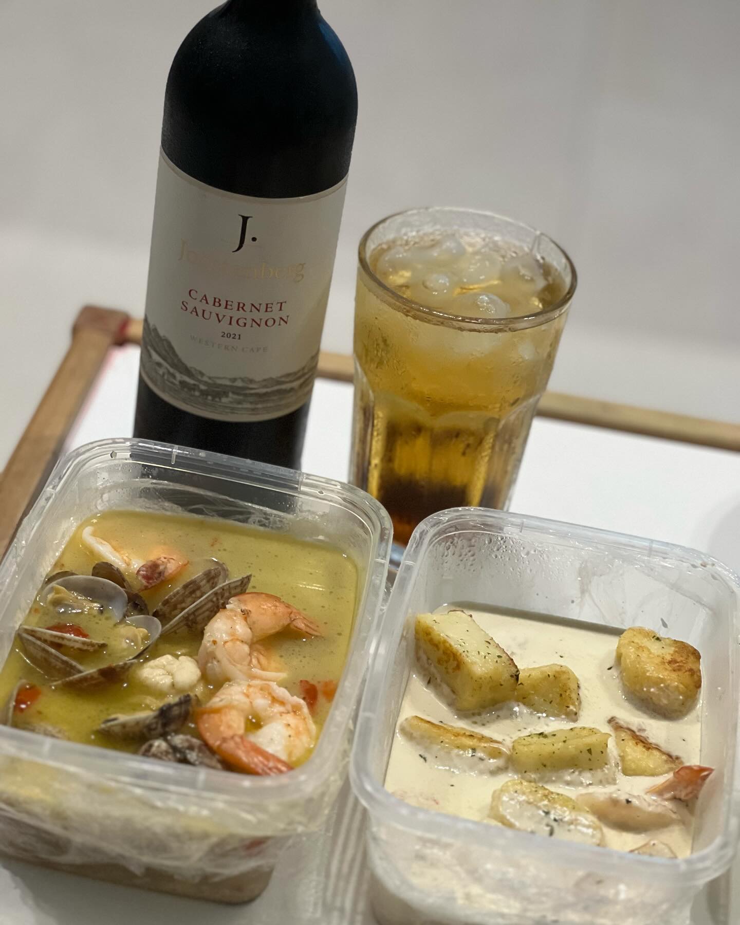 ⠀
⠀
⠀
🍷
⠀
#자다봉창
⠀
#와인 #가리비조개술찜 #뇨끼
⠀
#요즘세상참좋아
모든 메뉴가 배달이 가능해 ෆ
⠀
#미요일 👍🏻