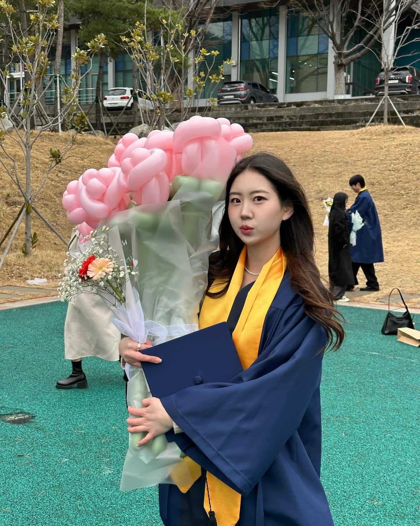 졸업했지만 입학했습니다만(?)
축하해주셔서 감사합니당❤️🤍❤️
대졸이당 👩🏻‍🎓