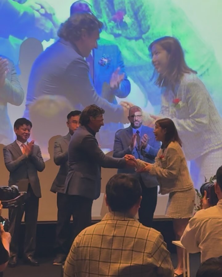 볼토피아 국제볼링 🇰🇷 4위로 막을 내렸습니다!, 일주일간 볼토피아는 정말 나에게 유토피아였다✨
우선 좋은 대회를 열어주신 주 진승 전진표 대표님 jinpyo_jeon 과 좋은 볼 공급해주시는 라운드에이치 감사합니다.
예선부터 준결승, 일리미네이션까지 좋은 성적을 유지 할 수 있었고, 그만큼 좋은 성적을 내려고 노력했습니다! 우리나라뿐 아니라 미국, 아시아, 동남아 등 대표하는 선수들 사이에서 긴장을 놓지않으려구 끝까지 노력했습니다. 
티비파이널이라는 큰 무대에서 긴장한탓에 많은것을 못보여드린거같아서 응원와주신 모든 분들에게 죄송하고, 웃고있지만 사실 저도 많이 속상합니다☺️
그래도 정말 최선을 다했고, 좋은 모습 보여드리려고 노력했습니다! 아직 부족한만큼 더 노력해서 돌아올 수 있도록 하겠습니다🫡
4등이라는 좋은 성적을 낼 수 있게 매 시합 시작전에 혹여나 욕심낼까, 기죽을까 흔들리지않게 든든하게 잡아주는 이명훈프로님과 레인위는 다 똑같고 잘하고있다고 바스락거리는 제 멘탈 매 경기 잡아준 서연언니 감사합니다!🫡
그리고 함께 참가해서 끝까지 제 경기를 함께한 사랑하는 남편 강문권프로와 이번 경기뿐 아니라 매 시합때 넌 잘하고있다고 해주는 동기오빠랑 미선언니, 응원와주신 모든 분들과 유튜브에 댓글로 응원해주신 모든 분들 감사합니다! 덕분에 제가 기죽지 않고 힘을 낼 수 있었어요🫶🏼
-
