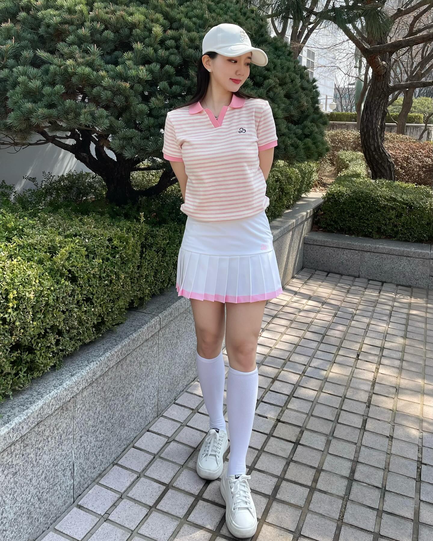 #협찬 완전 벚꽃룩이 따로 없잖아~.ᐟ .ᐟ 🌸🌸

👚부드럽고 가벼운 면 혼방 소재를 사용하여 신축성이 높고 부드러운 착용감.ᐟ .ᐟ 
스트라이프 패턴으로 캐주얼과 스타일리쉬를 한번에 만족👍
🍃 신축성이 탁월하여 일상 및 야외활동 착용하기 딱 !
PQ원단을 사용하여 시원한 터치감과 통풍성을 제공~
🎀 허리 옆선 스트링으로 빼서 크롭느낌으로 입어도 되고 치마안에 넣어 깔끔하게도 가능!
 LIFE STYLE웨어로 언제 어디든지 데일리하게 추천✨✨

핑쿠핑쿠하게 입고 벚꽃 란딩갈까나🌸

 #투에니스홀 #20thhole #투에니더그 #골프코디 #골프웨어 #골프웨어추천 #스포츠 #골프 #여름티셔츠 #여자티셔츠 #카라티셔츠 #스트라이프 #스트라이프티셔츠 #테니스