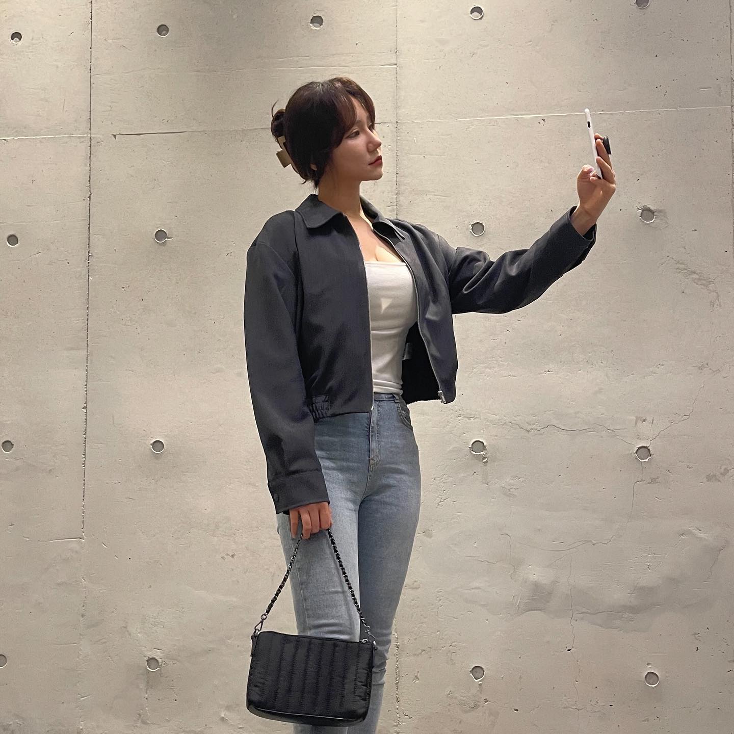 #협찬 mixxo_korea 

미리보는 봄코디

블루종 점퍼로 멋쁨 장착

 #미쏘 #지그재그 #봄코디 #봄옷 #크롭 #점퍼 #봄자켓 #봄신상 #데일리코디 #아웃핏 #데일리룩 #일상 #좋아요 #l4l #f4f #직장인 #출근 #selﬁe