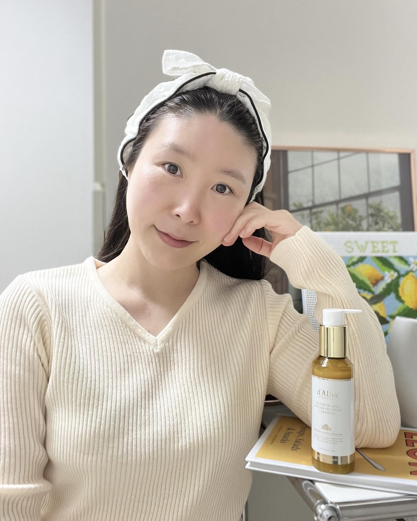 #광고 #달바 dalba_piedmont
화장하는 거보다 지우는 게 백배는 귀찮은 거 같아요
하지만 꼼꼼한 클렌징이 이루어져야 깨끗하고
맑은 피부 가꿀 수 있으니까 소홀할 수 없는데요
오일 따로 폼 따로 쓰지 않고 워터프루프 선크림도
지우는 원스텝 클렌저가 있어 다행이에요
달바 화이트 트러플 리턴 오일 크림 클렌저인데요
깔끔한 세정력은 기본이고, 벨기에산 온천수의
보습 성분이 듬뿍 들어있어 세안 후에도 촉촉,
수분감이 느껴져요
달바 공식 스토어 베스트 랭킹 5위권에 든
화이트 트러플 리턴 오일 크림 클렌저!
역시 좋은 건 다들 알아보나봐요
(24.02.23 기준)
#클렌징오일추천 #클렌징폼추천 많이 하던데
써보니 더더욱 이유를 알 것 같은~
원스텝으로 빠르고 간편하게,
순하고 촉촉한 마무리감의 세안으로
맑고 매끄러운 피부 완성해주거든요
함께 만나봐요 ^^

#dalba #달바클렌저 #비건클렌저 #폼클렌징 #클렌징오일