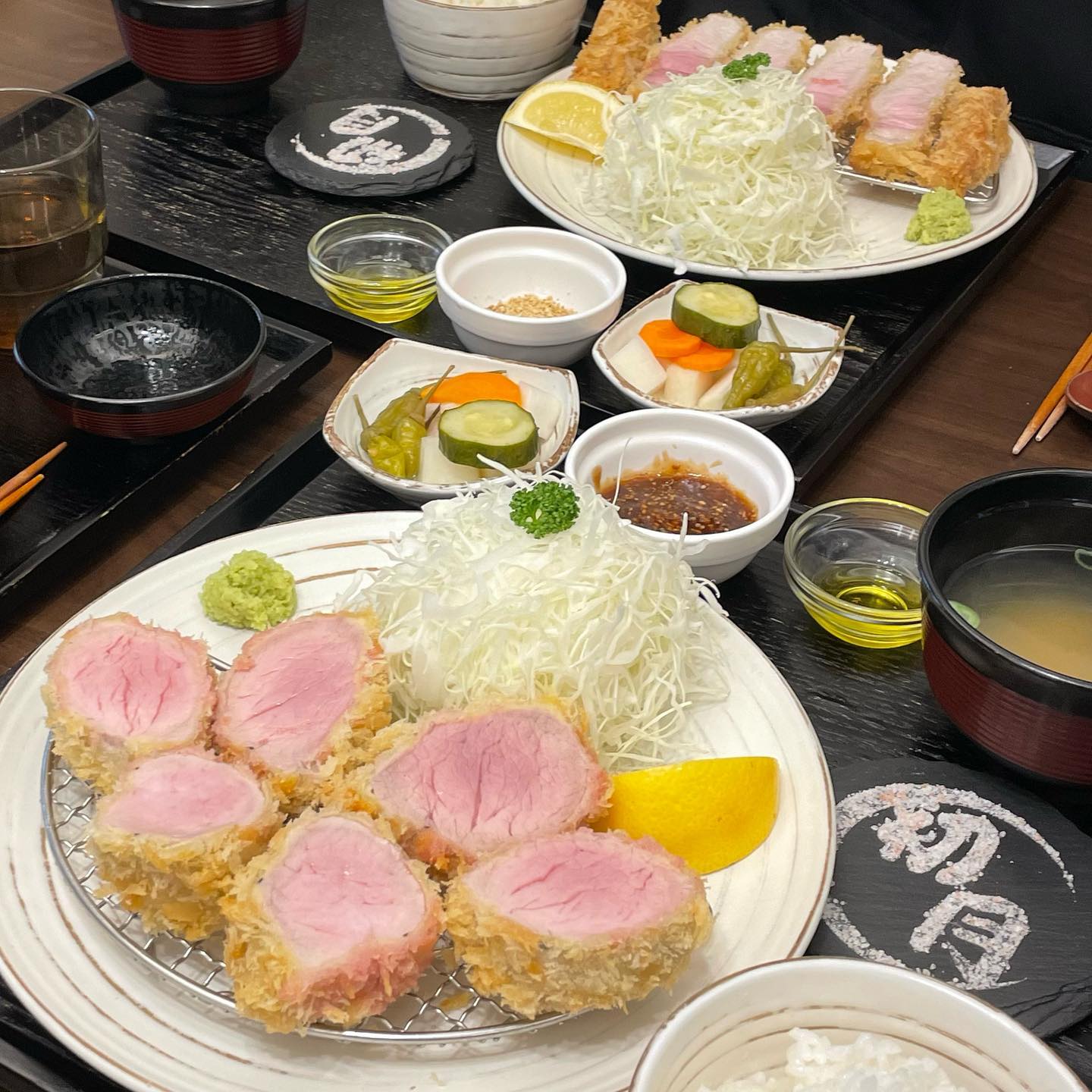 초월식당🍽️
•
•
어린이대공원역 근처 작은 일본식 돈까스 맛집:)
깔끔한 외부와 인테리어가 취저🫶🏻
하지만, 내부가 좁은 편이라 점심시간에 가면 웨이팅은 필수..!🥺
우린 종류별로 등심, 안심, 소량 한정판매한다는 “특 등심카츠”를 시켜봤당. 특 등심카츠는 육즙은 가득!! 촉촉한데 기름진 부위가 있어 호불호가 있을 것 같다! 등심은 무난했고, 안심이 생각보다 훨씬 부드럽고 담백해서 젤 만족스러웠다! (안심카츠 강추🌈) 

개인적으로 와사비, 트러플 오일, 돈카츠 소스, 핑크솔트 등 다양한 소스와 함께 즐길 수 있다는 점이 매우 좋았다!
(특히, 샐러드 소스를 뿌려주지 않고 취향별로 뿌려먹을 수 있게 해놓은 사장님의 센스가 대-박🫶🏻)

@어대역 돈까스 맛집을 찾는다면 여기🙋🏻‍♀️

🔎 위치 🔎 
서울 광진구 동일로30길 39

📝 메뉴정보📝
- 등심카츠 정식 13,000원
- 안심카츠 정식 14,000원
- 특 등심카츠 정식 16,000원

#초월식당 #어린이대공원 #어린이대공원맛집 #어린이대공원역맛집 #돈까스맛집