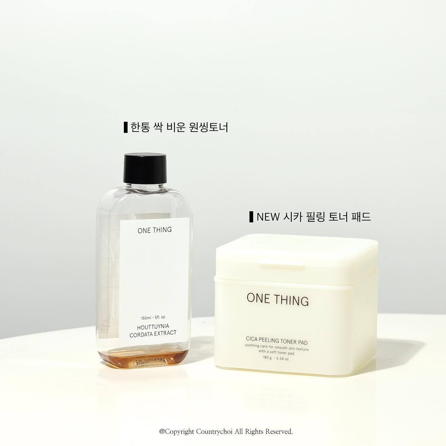 #제품제공 onething_official

뷰티블로그 운영하다보면 정말 많은 토너패드를 만나게 되는데요!
그중에서도 손에 꼽을정도로 진정효과에 탁월했던
원씽의 시카필링토너패드 소개드립니다 : )

원씽은 토너와 모델링팩으로 이미 만나본 브랜드인데요~
토너는 단시간에 빠르게 한통을 비워냈고
모델링팩 또한 만족도 100000% 라, “ 어,, 이 브랜드뭐지? “
라고 극찬했던 스킨케어 브랜드이기도 합니다,

시카필링토너패드 한줄 요약은 = 진정 끝판왕이다! 
샤워 후 얼굴에 붙이고 있으면 진짜~~~~~~~~~~
엄청나게 시원해져요 쿨링감 대박적입니다 . . 
저는 개인적으로 닦토보다 스킨팩으로 사용 하고 있는데 
얼굴에 열감 또는 진정 필요할 때 올려두면 최고에요 !

피부가 매~끈 촉촉 , 시원한 쿨링감이 대박적 입니다
집에 화장품 많아서 굳이 내돈주고 안사는 편인데 
원씽 시카필링토너패드는 한통 다 비워가는 중이라
내돈주고 구매할 생각 있을 정도에요 !! 

#원씽 #onething #시카 #병풀추출물 #PHA 
#시카필링토너패드 #필링패드 #토너패드 #닦토 #비건화장품