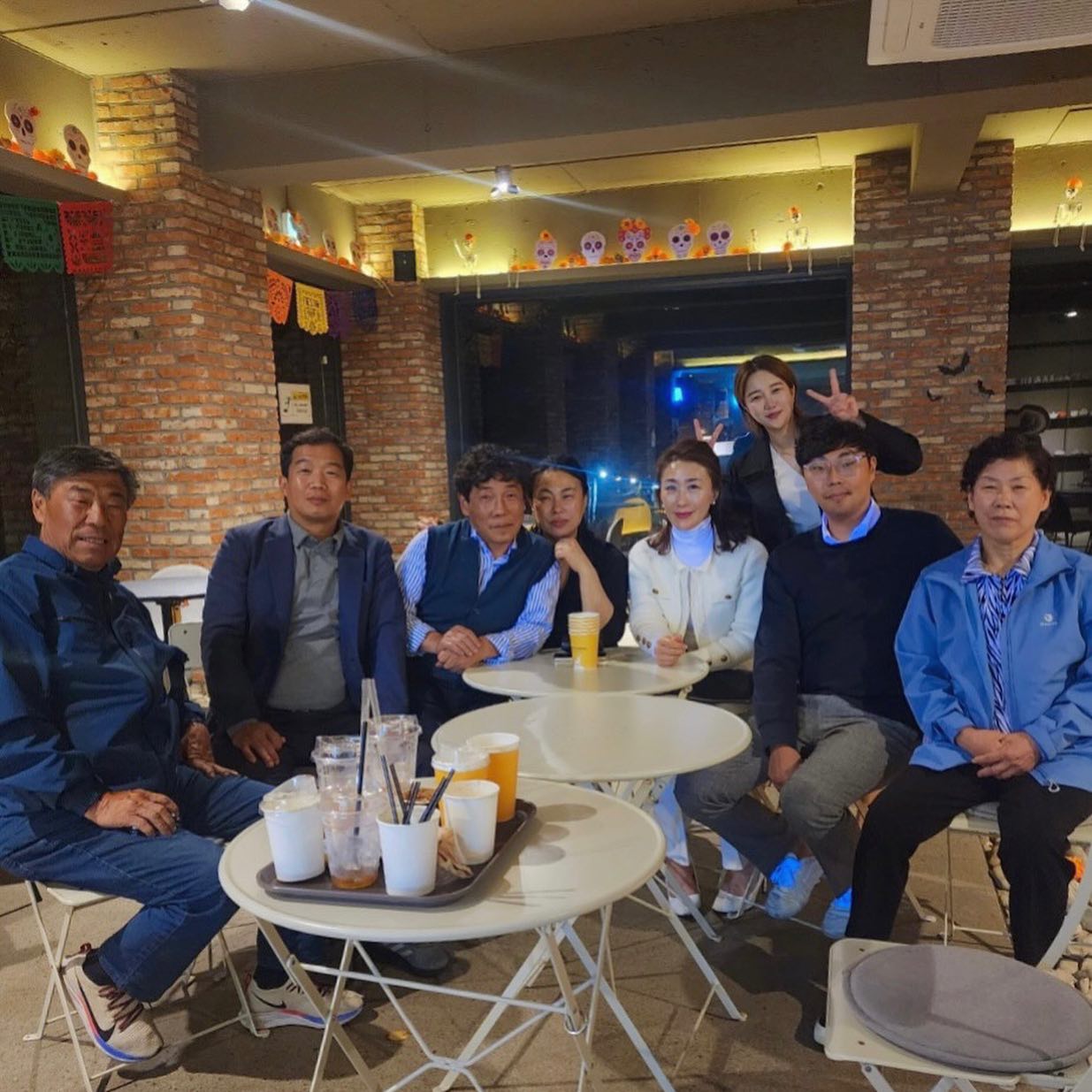 나는 늘 열심히 살아오지 않은 나를 원망하며
내 인생이 도미노처럼 다 쓰러져 왔다고 생각했다.

그런 나에게 ,
위에서 보면 멋진 그림이라고 늘 토닥여 주던 우리 오빠 🥰

앞으로는 함께 살아가며 멋진 그림 만들어 가자는 귀여운 사람 🥰

이젠 정말 가족이 되었따 
잘 살아봅세 🏡❤️

#부부스타그램 #가족