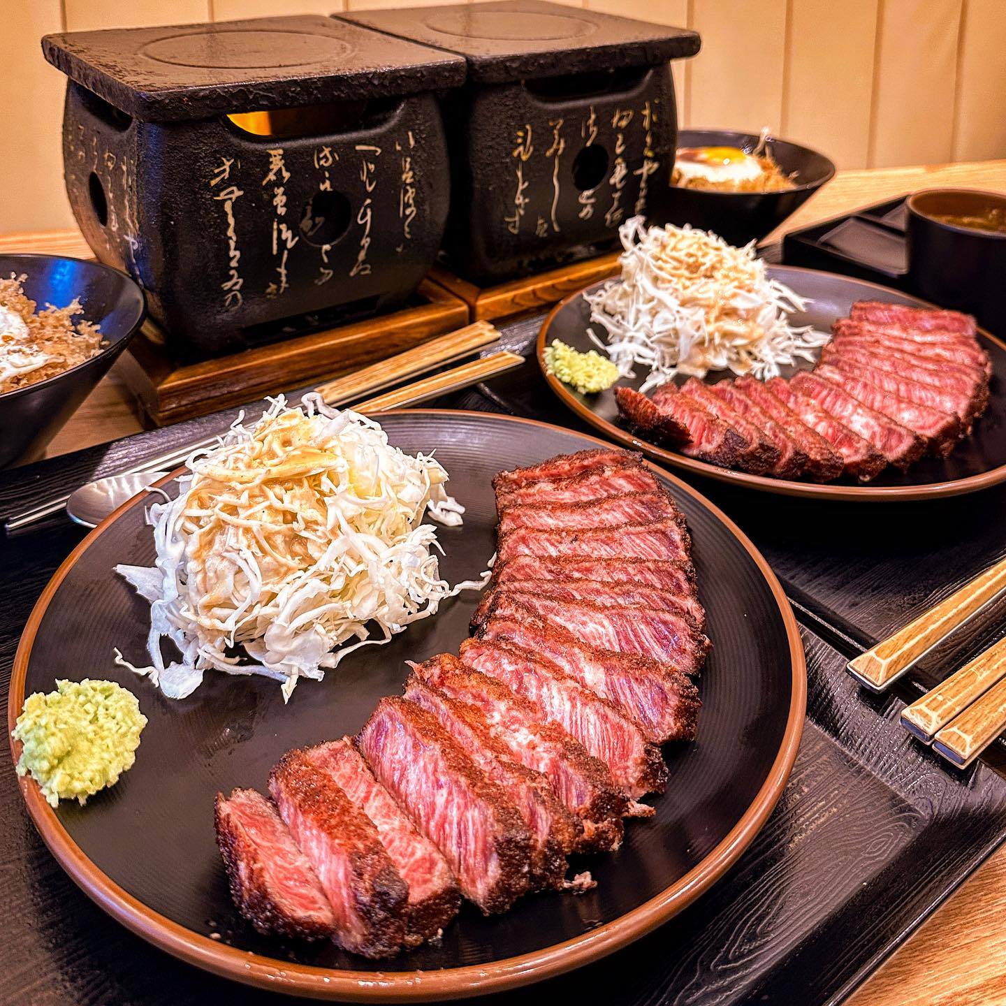 천겹 마블링에 육즙가득 뀨?💕
취향껏 굽굽해먹는 규카츠맛집🤤

✨규카츠정✨
( gyukatsujeong_magok )

스테이크처럼 두툼한 소고기를
카츠옷 입혀서 튀겨낸 규카츠🥩

일본정통 조리법으로 만들어낸
오직 단하나의 메뉴 규카츠에만
집중한 규카츠 전문점이거든요✨

타타키 정도로 튀겨 주시는데
개인별 미니화로를 주시니까
취향껏 구워 먹을 수 있어요🔥

꿀팁이 있다면 일반 정식 말고
타마고 텐동정식으로 주문하면
튀겨낸 계란을 올려주시거든요🍳

거기에 카레 추가해서 곁들이면
이 집의 완성, 진짜 맛있거든요💗

마침 오피스타운 근처라 만석에
맛잘알회사원들 애정하는 집이라
마제타마고텐동 궁금했는데 매진,,,🥹

규카츠도 잘하는데 가성비마저
갓벽한 집이라 완전 추천해요🫶

by #FREEMEEOM

-
#규카츠정 #규카츠맛집 #규카츠 #마곡규카츠 #마곡규카츠맛집 #마곡맛집 #발산규카츠 #발산맛집 #발산역맛집 #강서구맛집 #마곡데이트 #맛스타그램#먹스타그램#먹방스타그램#먹팔#먹스타맞팔#좋아요#좋반#먹반#팔로우#인스타푸드#온더테이블#푸드스타그램#맛집스타그램#일상스타그램#먹방일기#맛집탐방#맛집추천