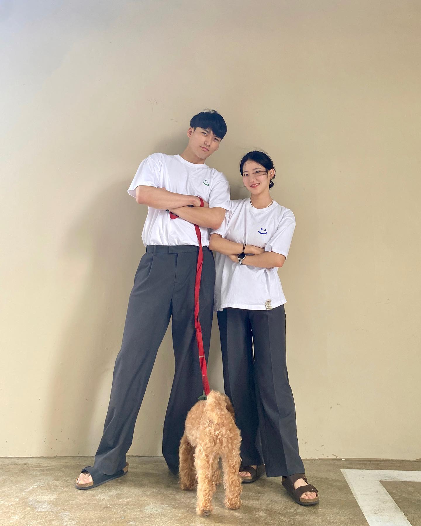 #ad graver_kr 
우리의 n번째 커플티! 그리고 애플이 옹동이까지,,,,,, 꽤나 맘에 드는 조합이야아 ت♥
⠀ 
📎귀여운 커플티 찾는 커플분들께 추천해요! 로고가 너무 귀엽더라구요??☺️
넣입, 빼입 둘 다 핏이 예쁘게 떨어져요!
📎터치감이 부드러운 원단! 세탁시 변형을 최소화 한 코튼 원단이라고 합니다 ◡̈
📎4가지 사이즈! 저희처럼 남녀 모두 착용 하실 수 있는 상품✨