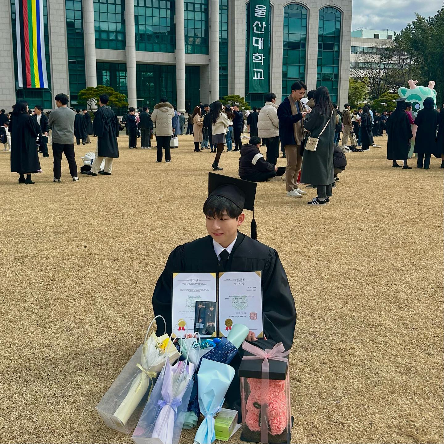 학사 끝, 석사 시작.

대학생활 동안에 스쳐갔던 인연들과 순간들을 
웃으면서 마무리할 수 있음에 감사하며

저는 졸업합니다!