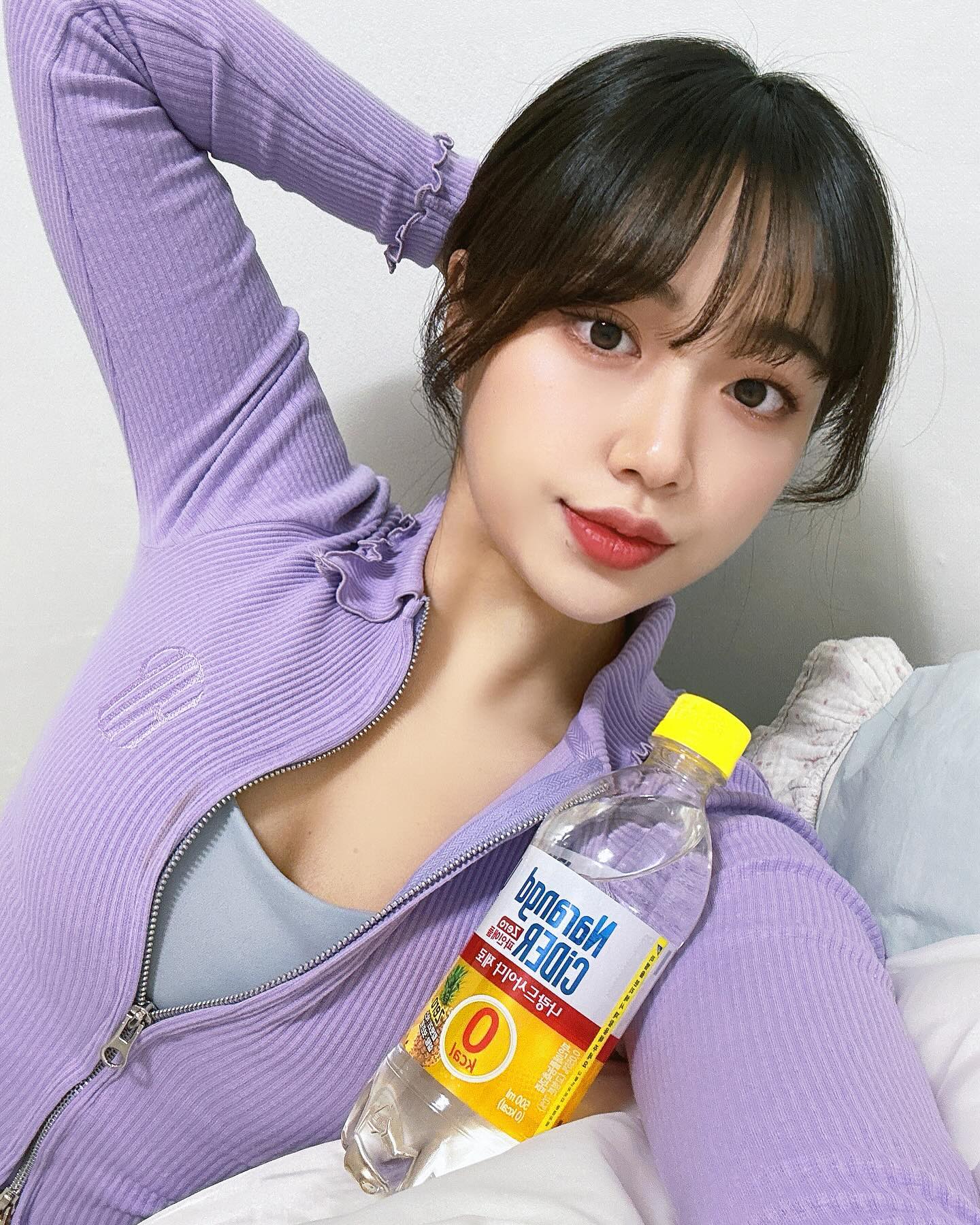 어제 윤나 언니 힙클래스 듣고 .. 
오늘 귱둥이 쥐났어요 .. 💜
진짜 짧은 시간이었지만 맨몸으로도 자극 제대로 배웠던 힙클래스 .. 
아직 안들어본 분들 있다면 다음 힙시팝업때는 무.조.건 .. 들어보시길 ..
lynzzzzang 언니 옹동이 비결을 알 수 있음 … 

상의는 힙시 신상인 연보라색 글램집업이지롱 💟

힙클 듣고 집와서 쓰러져서 나랑드 파인애플맛 먹기 = 극락 💛