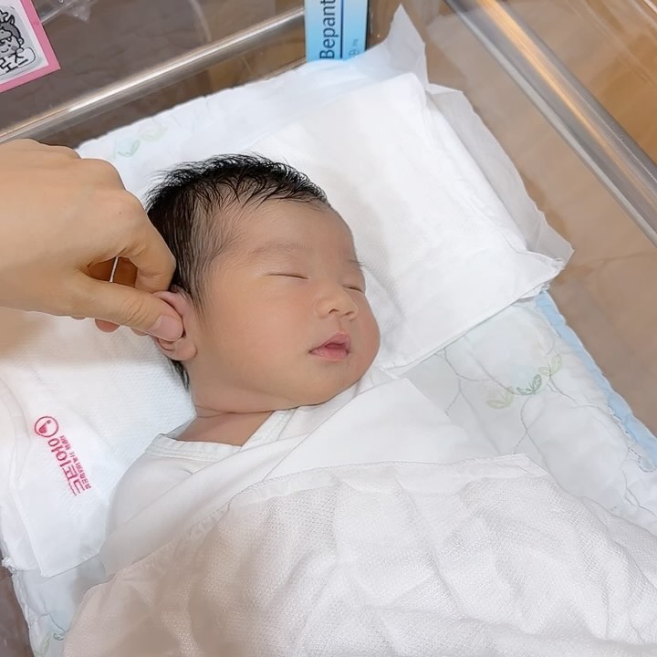.
.
.
생후 10일차,😌

배냇짓이 왤케 귀엽니??
눈이 반달이네 ㅋㅋㅋㅋㅋ

그리고 엄마가 딸랑이 만들어왔는데...
대놓고 하품하기 있긔없긔?!? 관심갖아줘~🩵 #집착맘