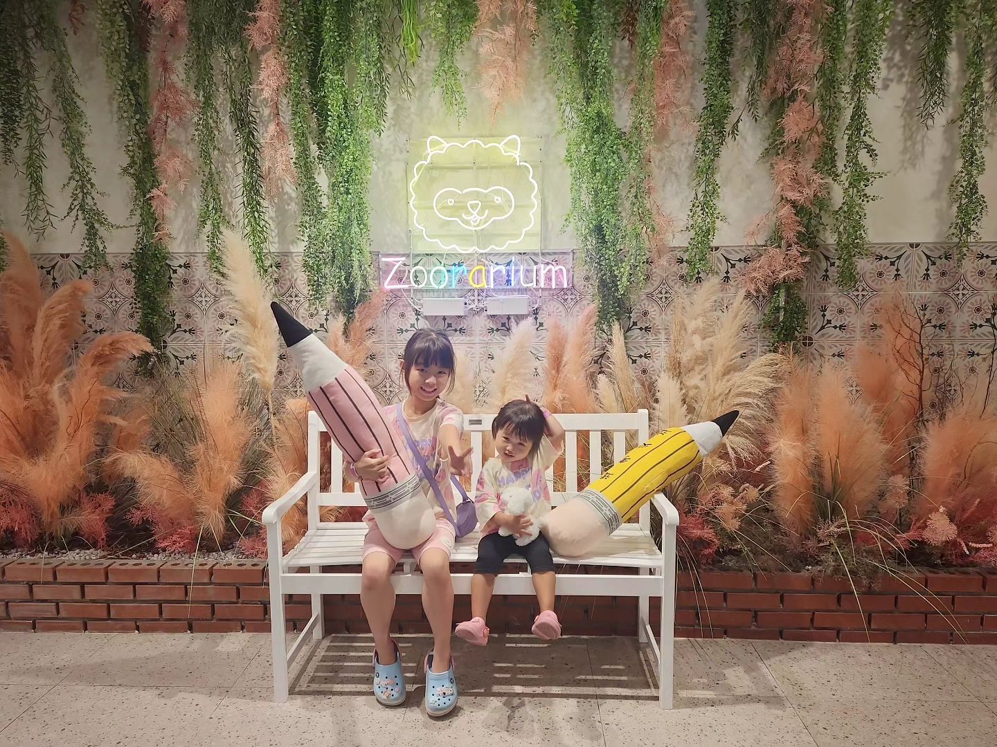 오랜만에 #쥬라리움 

하윤이언니만나서 
단이가 심심하지않아 좋았던 😍

예쁜 포토존에서 사진도찍고 
동물들 냠냠 먹이도 많이주고
단이랑 펌프도 같이해보고
앵무새한테 사랑한다는말도들음 😁

밥먹으면 한시간 추가시간이 있어서
느긋하게 밥먹고 다시놀았었는대
30분으로 줄어서 아쉬웠다...ㅠㅠ

#그래도좋아 

#하남 #아이랑가볼만한곳 #실내동물원 #키카스타그램 #딸스타그램 #육아스타그램 #육아소통 #주말 #주말나들이 #일상 #실내카페 #키카 #키즈존 #핫플
