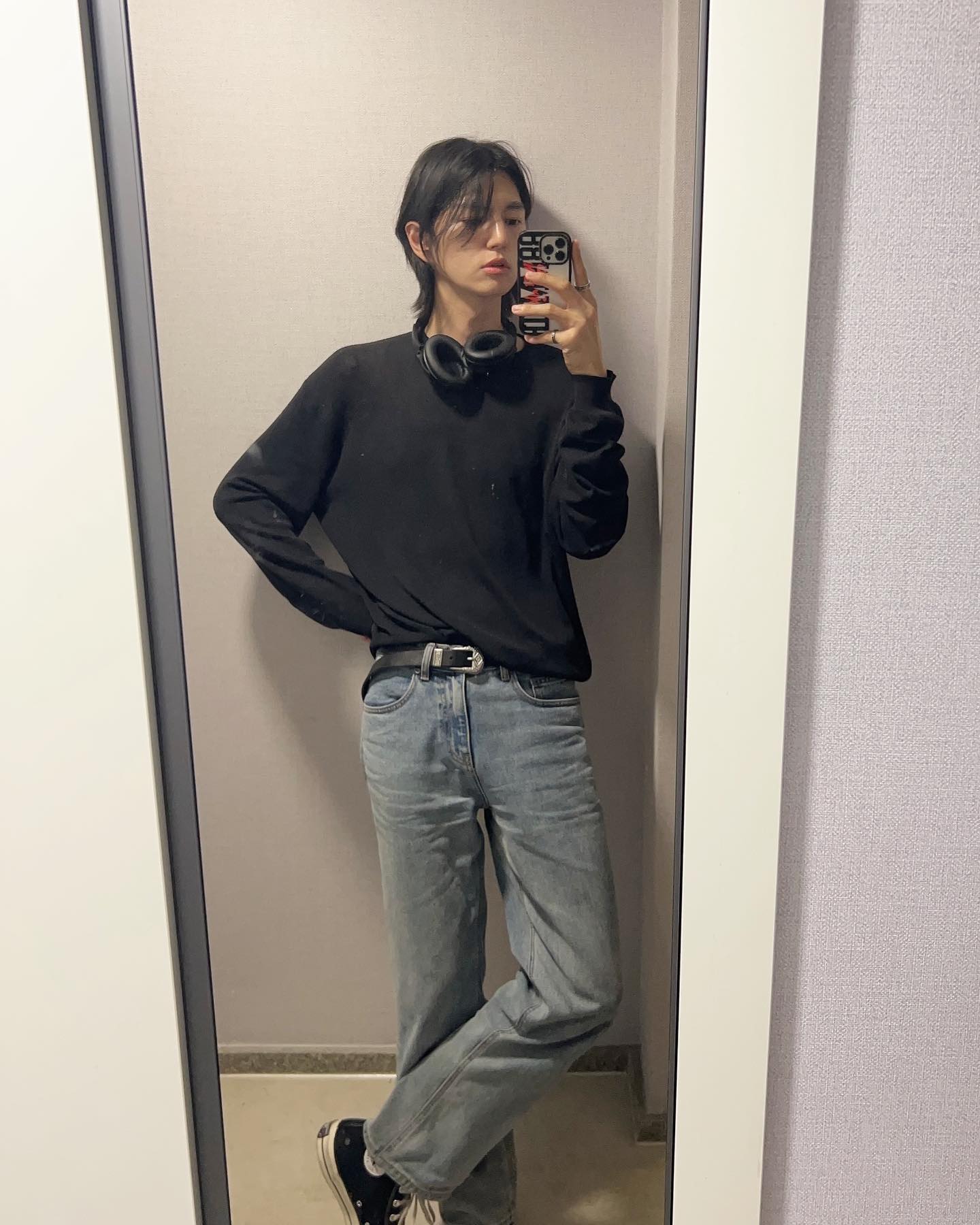 오랜만에 올리는 피드 ◡̎ 

한낮은 뜨겁고 아침저녁은 좀 쌀쌀한 것 같습니다. 

여름이 다가오는게 느껴지기 때문에 
써머니트를 입었는데 
시원하다 못해 약간 서늘하네요..!!
깔별로 더 살까봐요 👀
.
.
내일 또 쉬니까 모두 즐거운 저녁🙌🙌