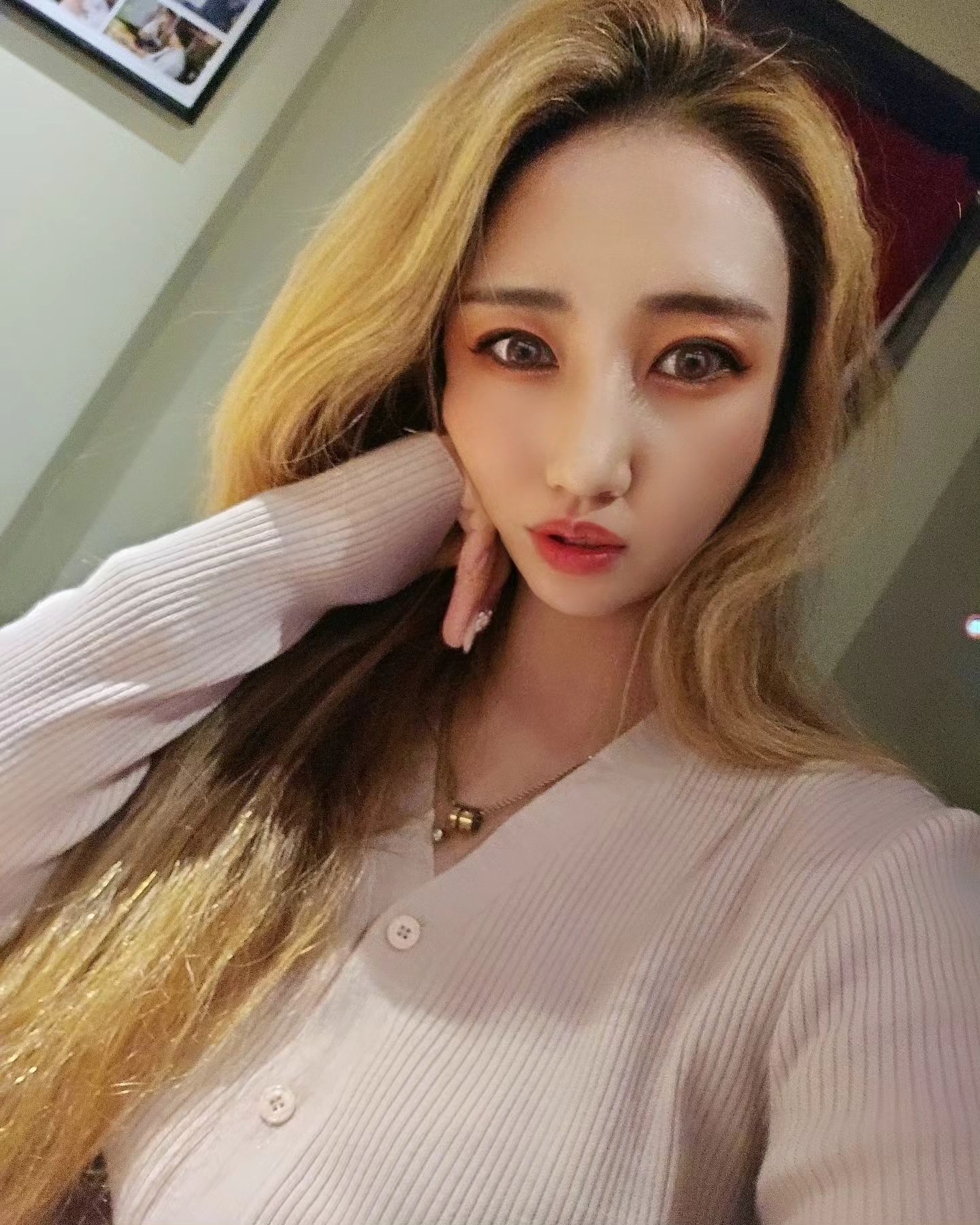 불금인데 내일 전주행으로인하여
그만놀고들어가야지🤣😂
"
#불금 #직장인 #발산 #마곡 #강서구청 #가을 #데일리룩 #투피스 #니트투피스 #헤어 #염색 #렌즈 #미용 #일상복귀중 #컴백 #악세사리 #셀피 #셀기꾼 #셀피족 #훈녀 #흔녀 #전신샷 #ootd #likeforfollow #like4like #트렌드