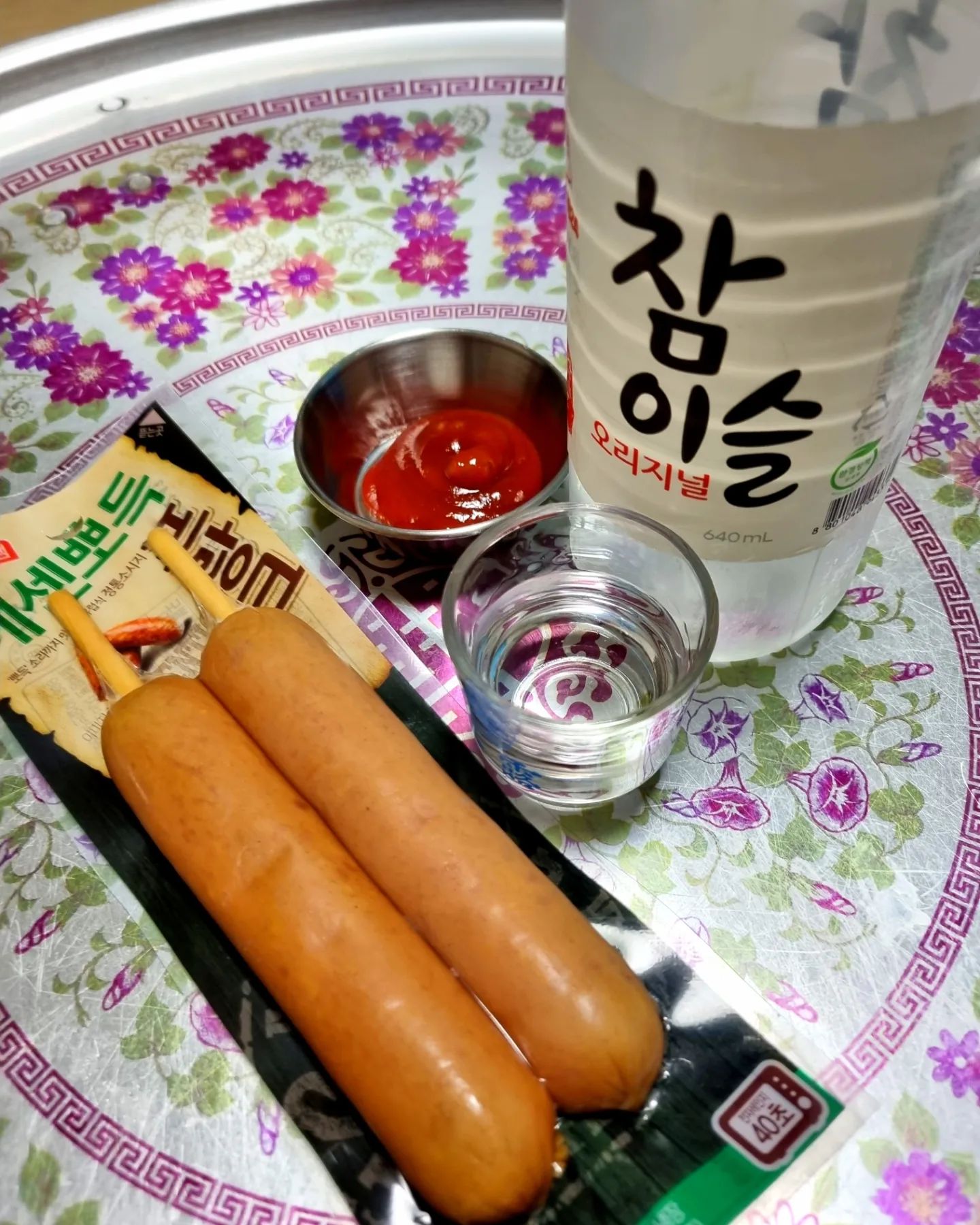 .
.
#프랑크소세지
#편의점
#늦술

오늘은 술 3차까지 먹고
집가는데  몬가 살짝?
부족?부족한거 같아서 
집오는길에 편의점 들러서
소세지 사들고 ㅋ 복귀
그래도 부족할까바 2개짜리
고른거 바요?ㅎㅎ
아직 안취함✌️✌️✌️
비가  죽죽오는  겨울밤 ㅎ
밤이 길어서 좋네요.

#3차#새벽술#혼술#술이모잘라#소세지#참이슬오리지널 #빨간맛#수원맛집#재희포차