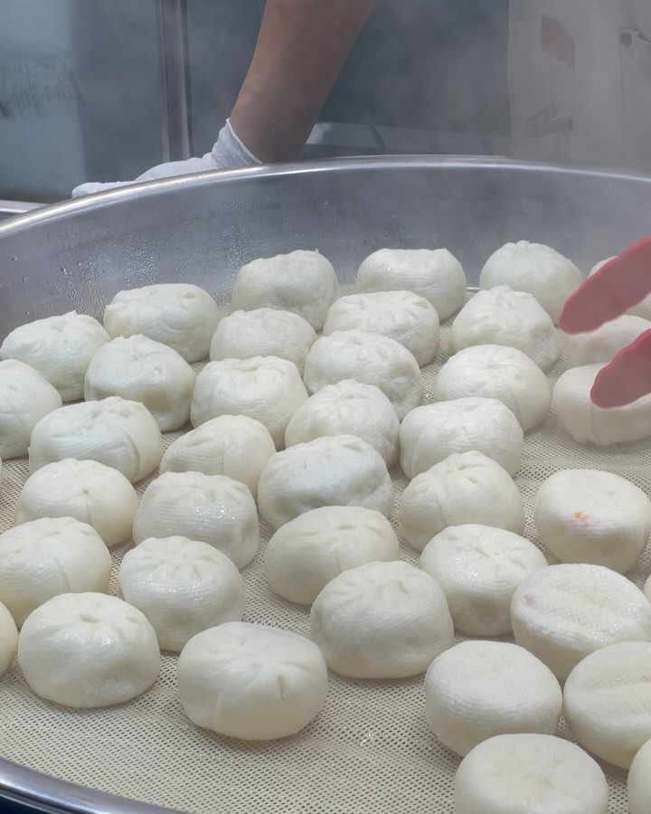 #협찬 간만에 진짜 마싯는 만두집 찾았어요 !! 🧡 
연신내역 2번출구 나가면 바로 있는 명품만두 !! 
연서시장 가는길에 딱 마주쳐버렸지 모예요 ㅎㅎㅎ 
왕만두 고기만두 김치만두 찐빵 🥟
연기 폴폴나는 이 비주얼 어떻게 그냥 지나치냐며,, 

다양하게 파는 곳이라 종종 퇴근길에 사들고 갈것 같아요 🩵🩵 
저의 픽은 새우만두! 안에 부추와 통통한 새우가 가득 들어있어서 
맥주 안주로 짱이더라고요 추천추천 🦐

<명품만두> 
📍주소: 서울 은평구 통일로 850 1층 1호
📍영업시간: 월~금 10:00-22:30 / 토 10:00-22:00 (일요일 휴무) 

#만두맛집 #만두추천 #연서시장맛집 #만두맛집추천 #명품만두 #리뷰노트
