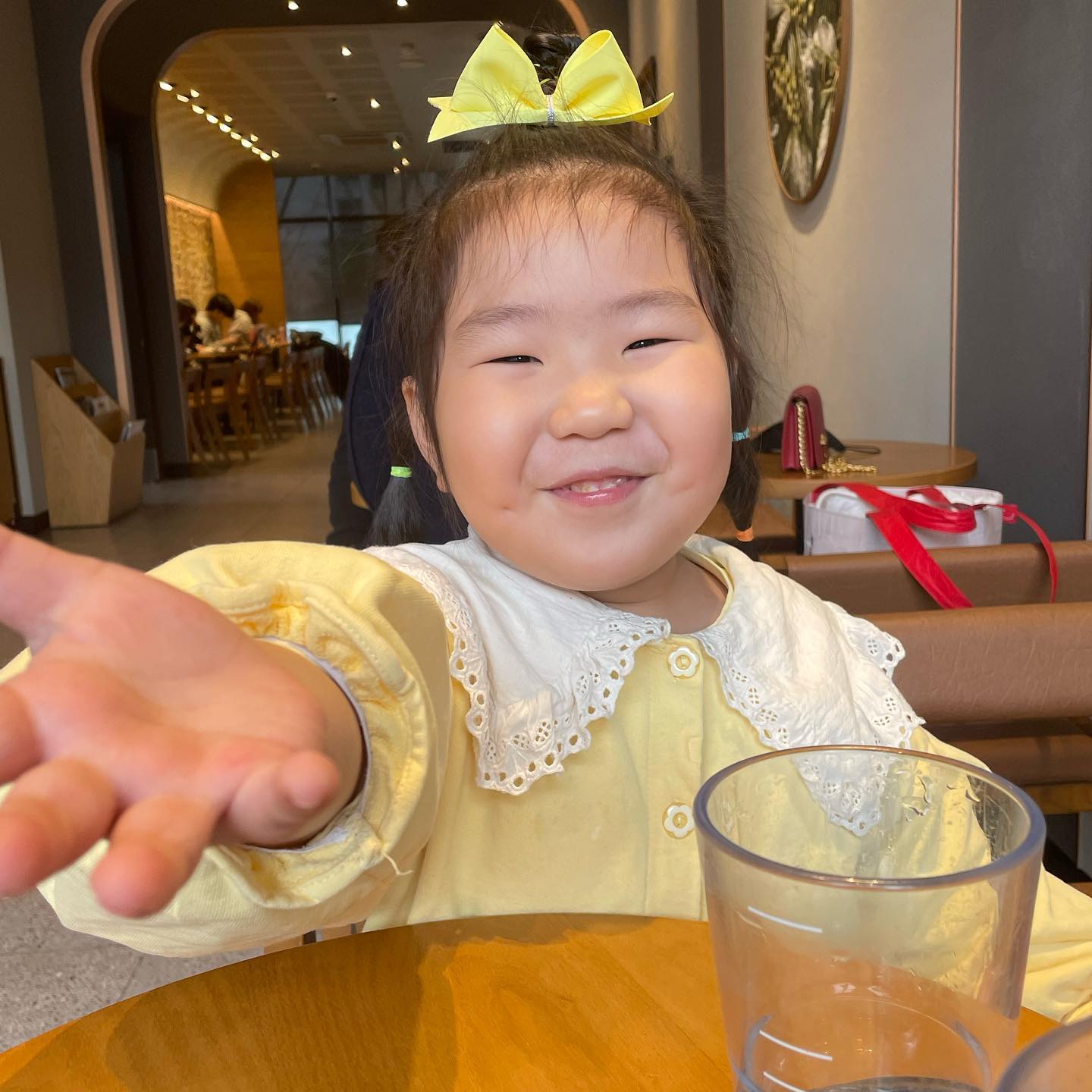 -
사랑스런 양쥬랑 잠깐 데이트💛
쫑알쫑알 쉬지않는 입
반짝반짝 빛나는 눈
진짜 사랑스러웡💛

#딸이랑데이트👧❤ #하원후일상👧🏻 #6살딸래미 #마카롱먹는날 #수다삼매경😆 #육아맘이자 #워킹맘 #하루가너무짧다 #바쁘다바빠현대사회 #사랑스럽지우 #겸둥이❤️ #러블리양쥬 #양지우별그램⭐️