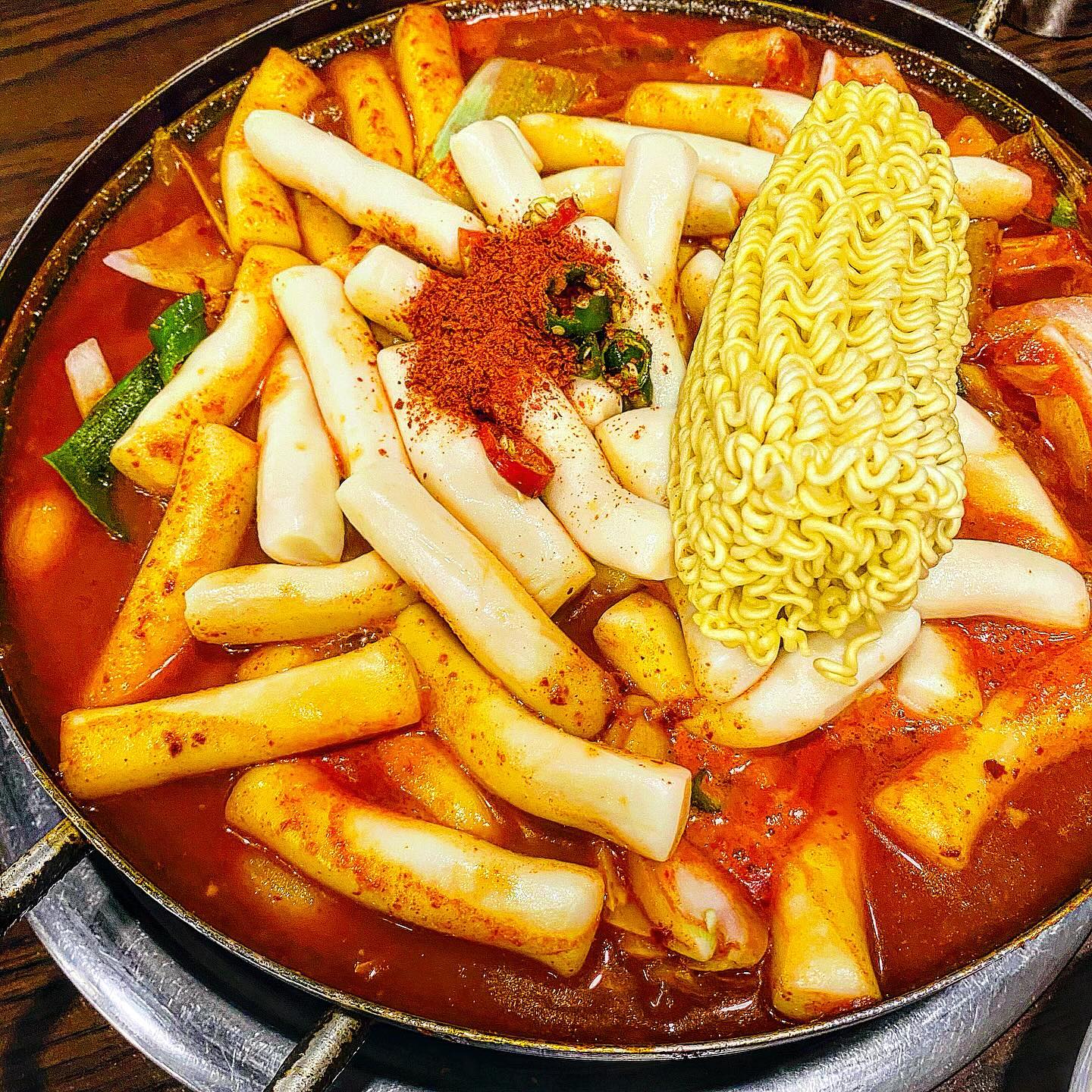 🐔단백질과 탄수화물의 조합“떡도리탕”입니당
#강남역 #떡도리탕

💛안가본사람 없다는 떡도리탕 드디어 가봤습니당

💛평일임에도 도착 한시간전부터 웨이팅 90번대 실화냐?!
캐치테이블로 꼭 예약하시고 가세요

💛라면사리는 반드시 두개!너무 맛있거든여 떡사리도 추가해서 다 못먹을줄 알았는데 쫀득쫀득한 떡의 식감과 양념의 조합이 그냥 뮈챠버릠 쑥쑥들어가서 K국룰 볶음밥!!까지 끝내버렸습니당◡̈ 

💛 서울 강남구 테헤란로1길 28-9 1층

💛영업시간_ 11:30 - 22:30
15:30 - 17:00 브레이크타임
14:30, 21:30 라스트오더

#서울 #강남 #강남역  #서울데이트 #강남역데이트  #강남데이트 #서울맛집 #강남맛집 #강남역맛집 #서울핫플 #강남역핫플 #데이트 
#먹팔 #먹스타그램맞팔 #선팔은곧맞팔 #먹팔환영 #맛스타맞팔 #먹스타스램 #맛집스타그램 #맞팔 #좋반 #소통