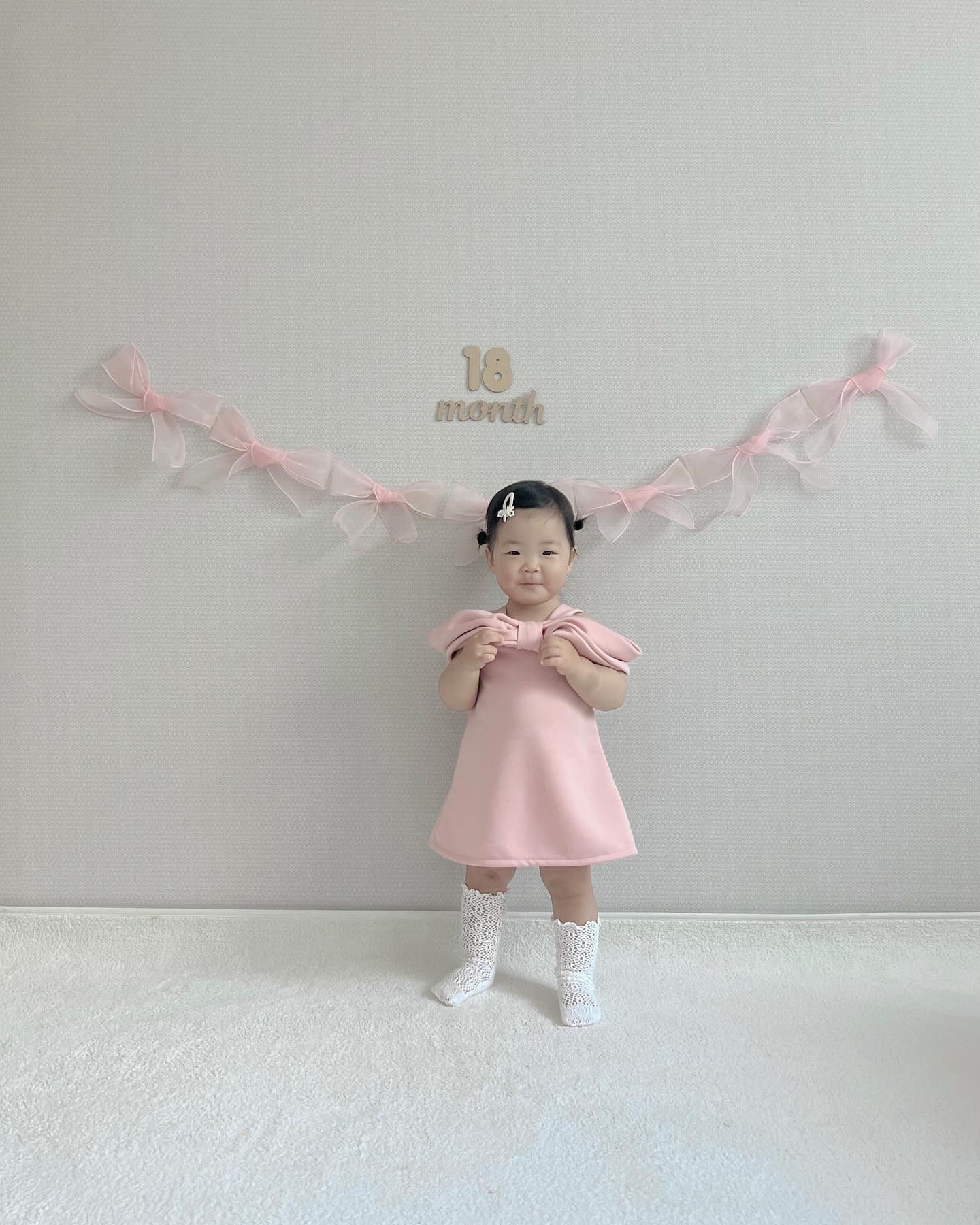 ₁₈ₘₒₙₜₕ

18개월이 왔다!!!
여전히 사랑스러운 내아가
오늘 사진 웃으며 잘 찍어줘서 고마워🤍
진짜 너무 이쁘네. 막컷최애😍

힘들어 매일 짜증에 화만내는 못난엄마라 미안해
18개월 잘 보내보자 엄마만 잘하면되니까!
분리수면도 포기해따 24시간 딱 붙어있자🫶🏻

#18개월 #셀프촬영
